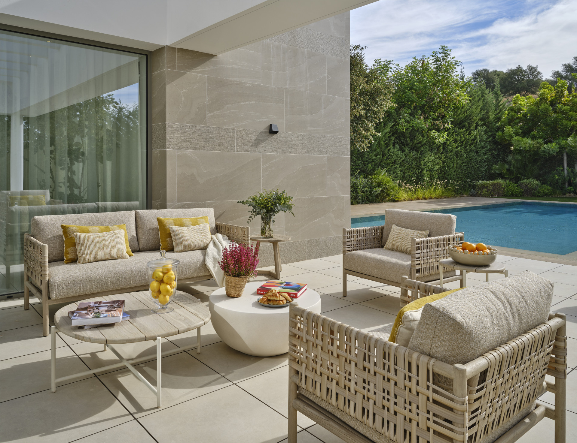 Elegant Contemporary Villa with 5 En-Suite Bedrooms in El Paraíso, New Golden Mile, Marbella · Photo 13