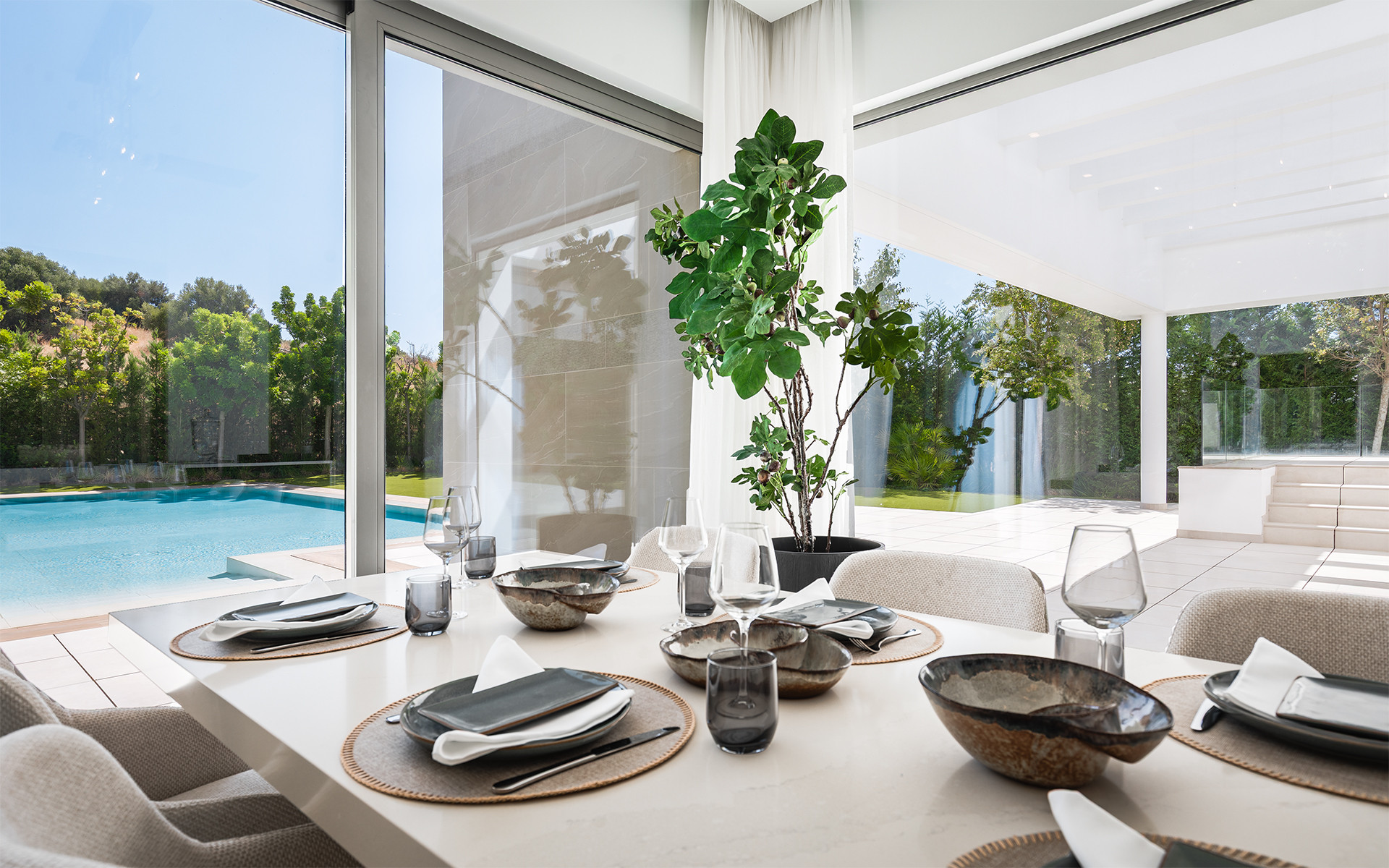Elegant Contemporary Villa with 5 En-Suite Bedrooms in El Paraíso, New Golden Mile, Marbella · Photo 11