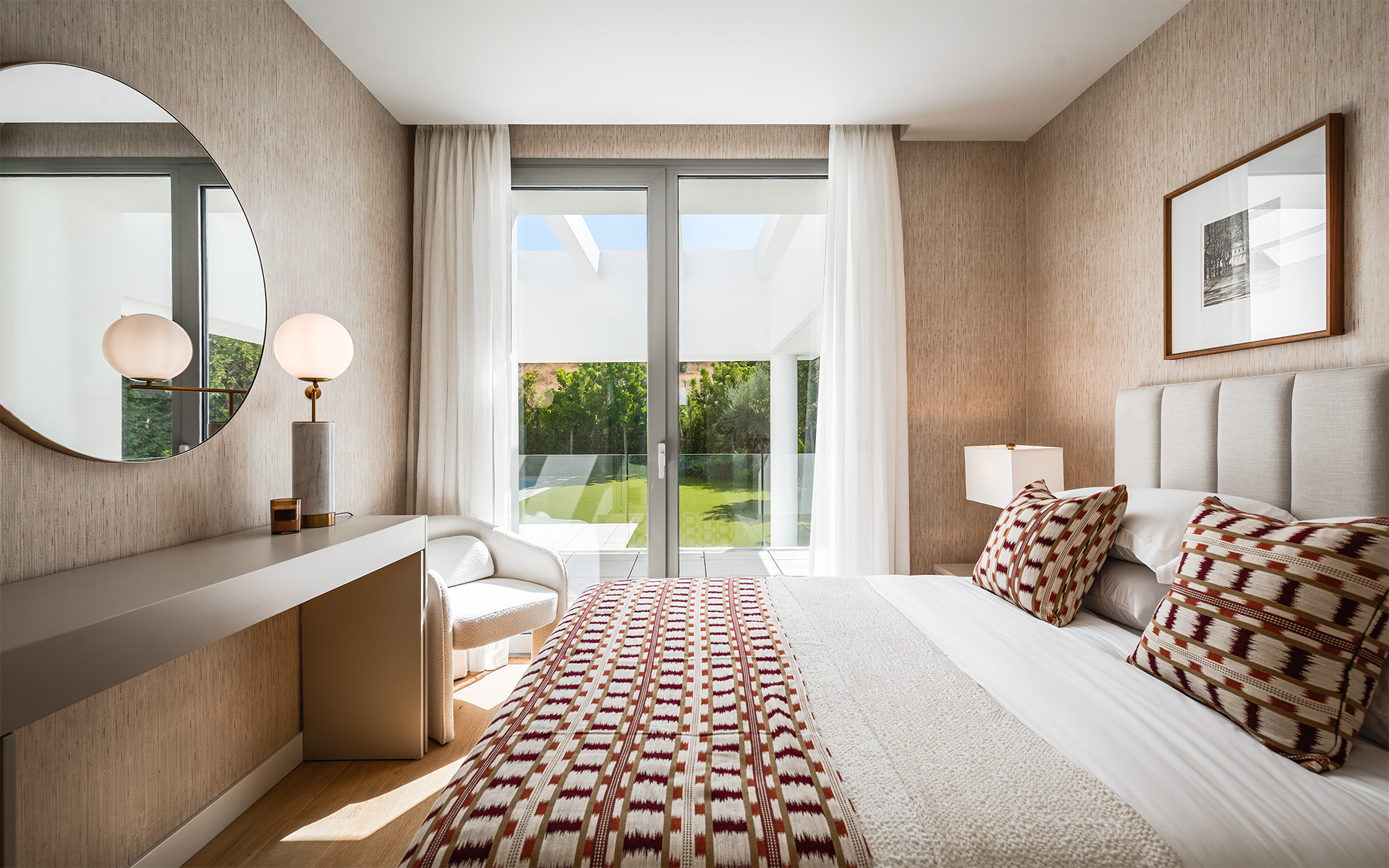 Elegant Contemporary Villa with 5 En-Suite Bedrooms in El Paraíso, New Golden Mile, Marbella · Photo 15