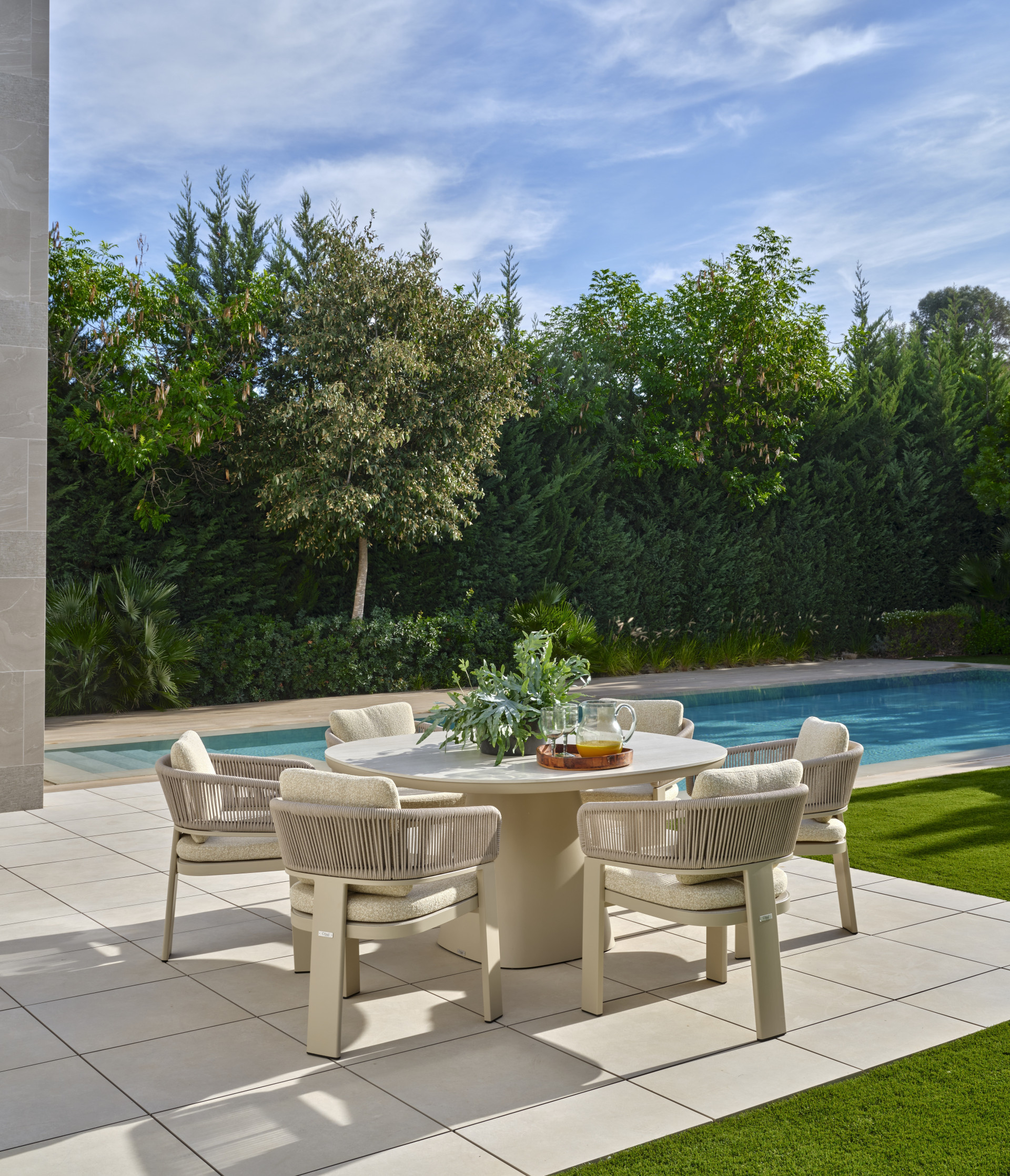 Elegant Contemporary Villa with 5 En-Suite Bedrooms in El Paraíso, New Golden Mile, Marbella · Photo 12