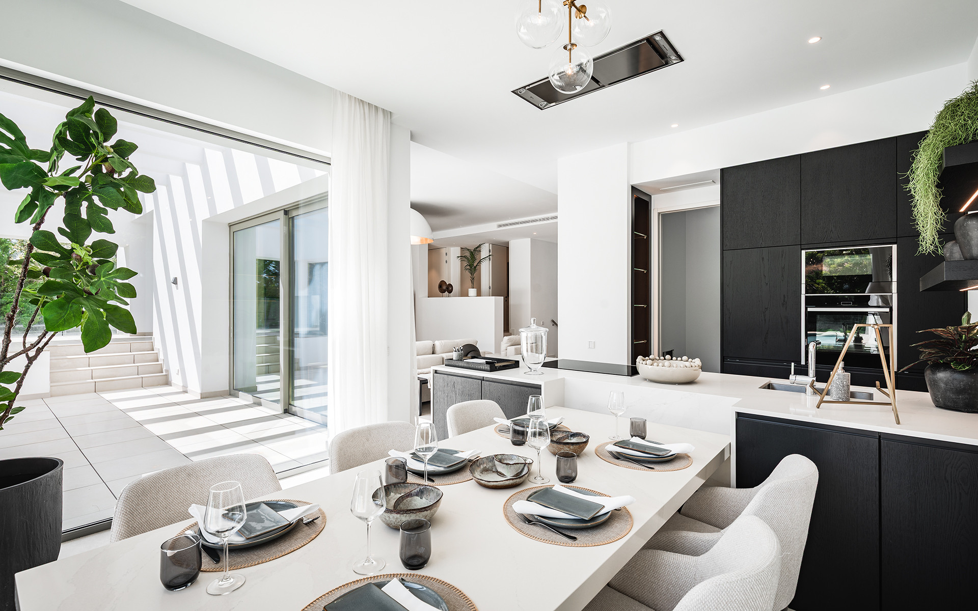 Elegant Contemporary Villa with 5 En-Suite Bedrooms in El Paraíso, New Golden Mile, Marbella · Photo 10