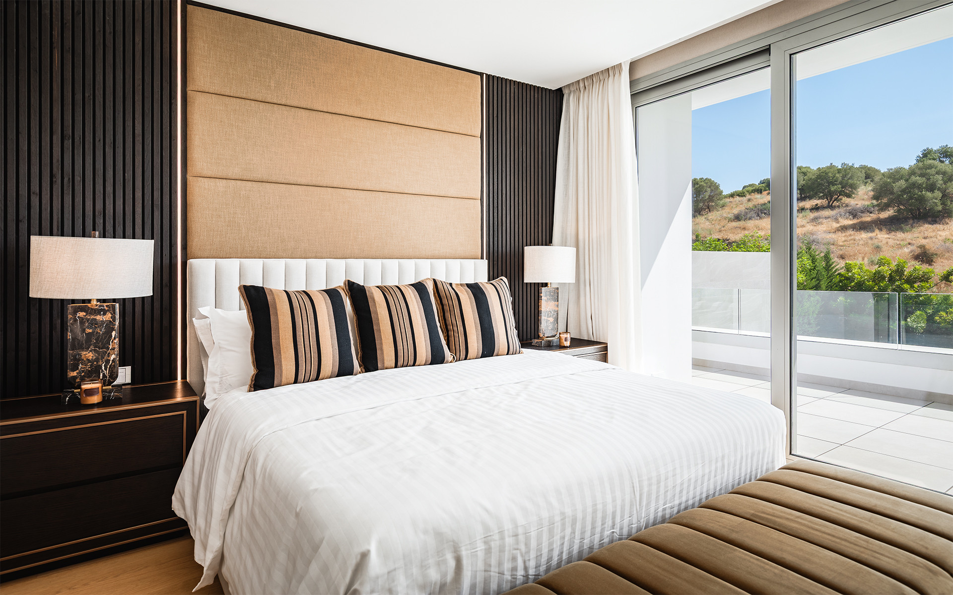 Elegant Contemporary Villa with 5 En-Suite Bedrooms in El Paraíso, New Golden Mile, Marbella · Photo 18