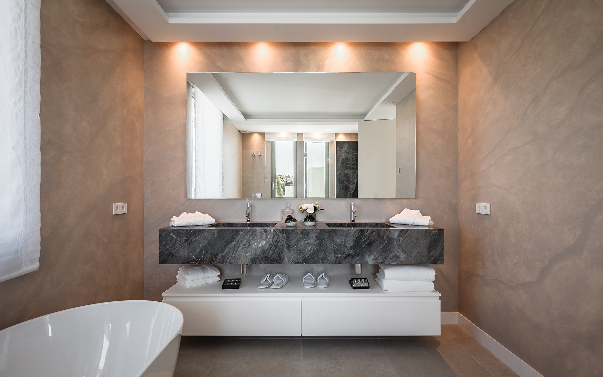 Elegant Contemporary Villa with 5 En-Suite Bedrooms in El Paraíso, New Golden Mile, Marbella · Photo 20