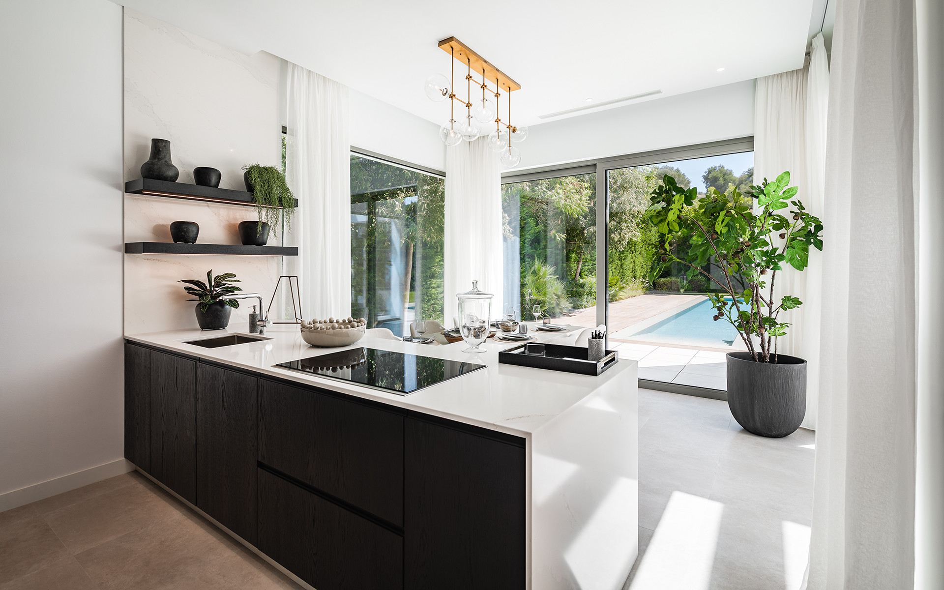 Elegant Contemporary Villa with 5 En-Suite Bedrooms in El Paraíso, New Golden Mile, Marbella · Photo 8