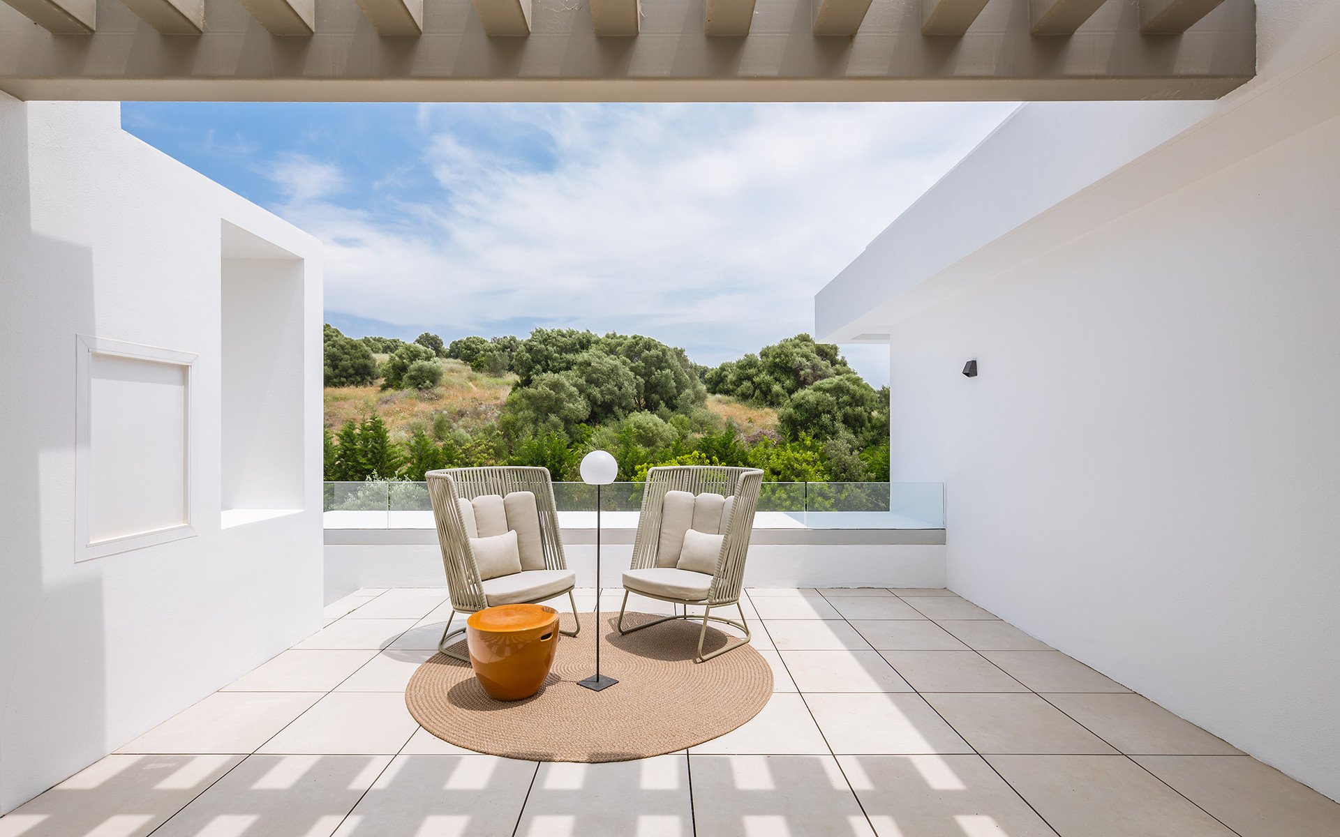 Elegant Contemporary Villa with 5 En-Suite Bedrooms in El Paraíso, New Golden Mile, Marbella · Photo 15