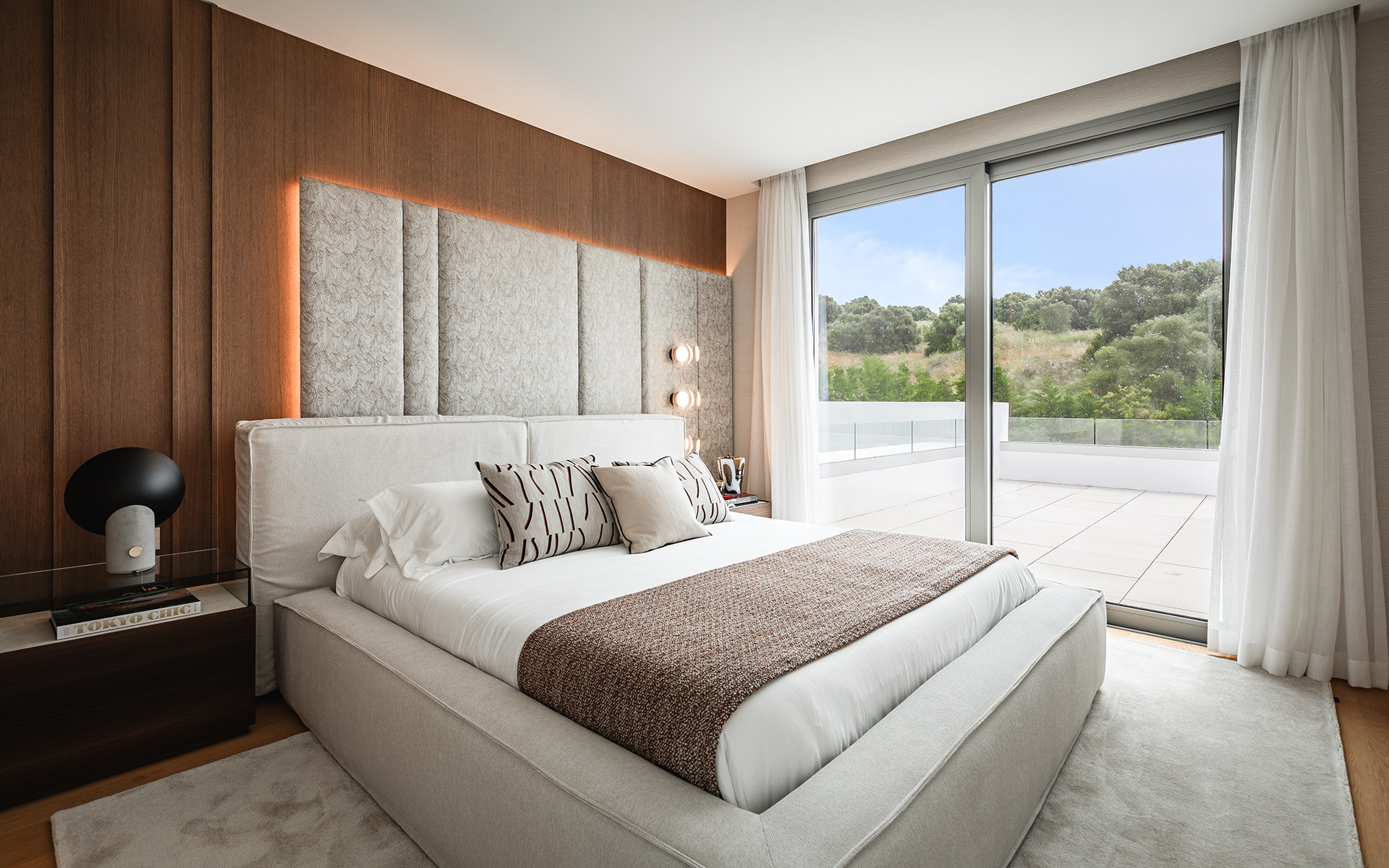 Elegant Contemporary Villa with 5 En-Suite Bedrooms in El Paraíso, New Golden Mile, Marbella · Photo 12