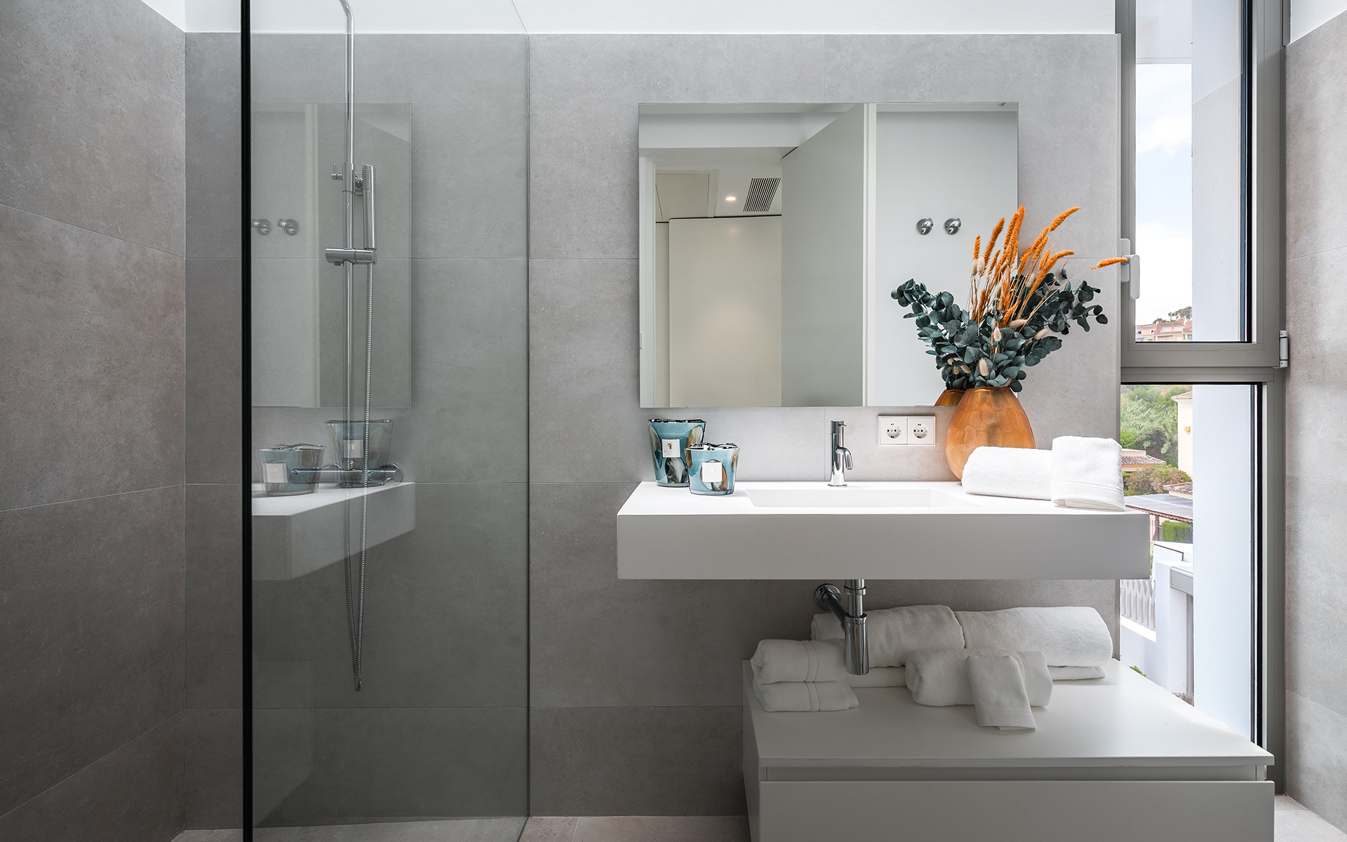 Elegant Contemporary Villa with 5 En-Suite Bedrooms in El Paraíso, New Golden Mile, Marbella · Photo 18