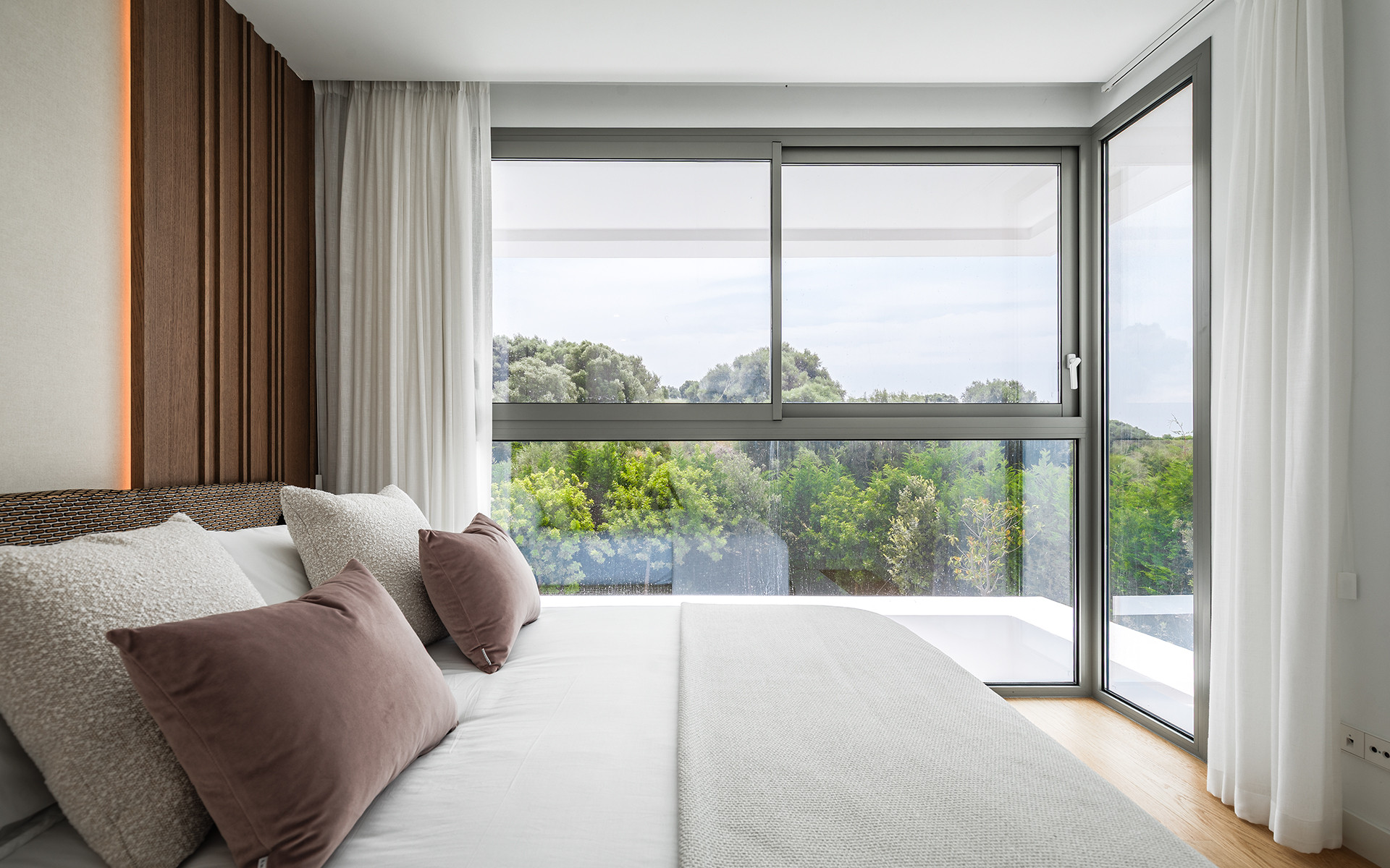 Elegant Contemporary Villa with 5 En-Suite Bedrooms in El Paraíso, New Golden Mile, Marbella · Photo 17