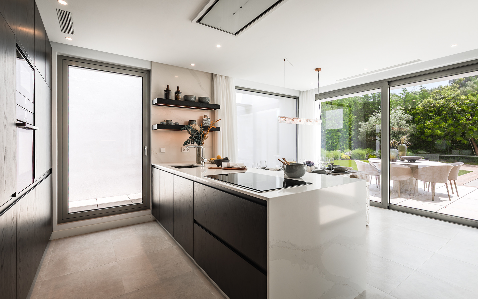Elegant Contemporary Villa with 5 En-Suite Bedrooms in El Paraíso, New Golden Mile, Marbella · Photo 10