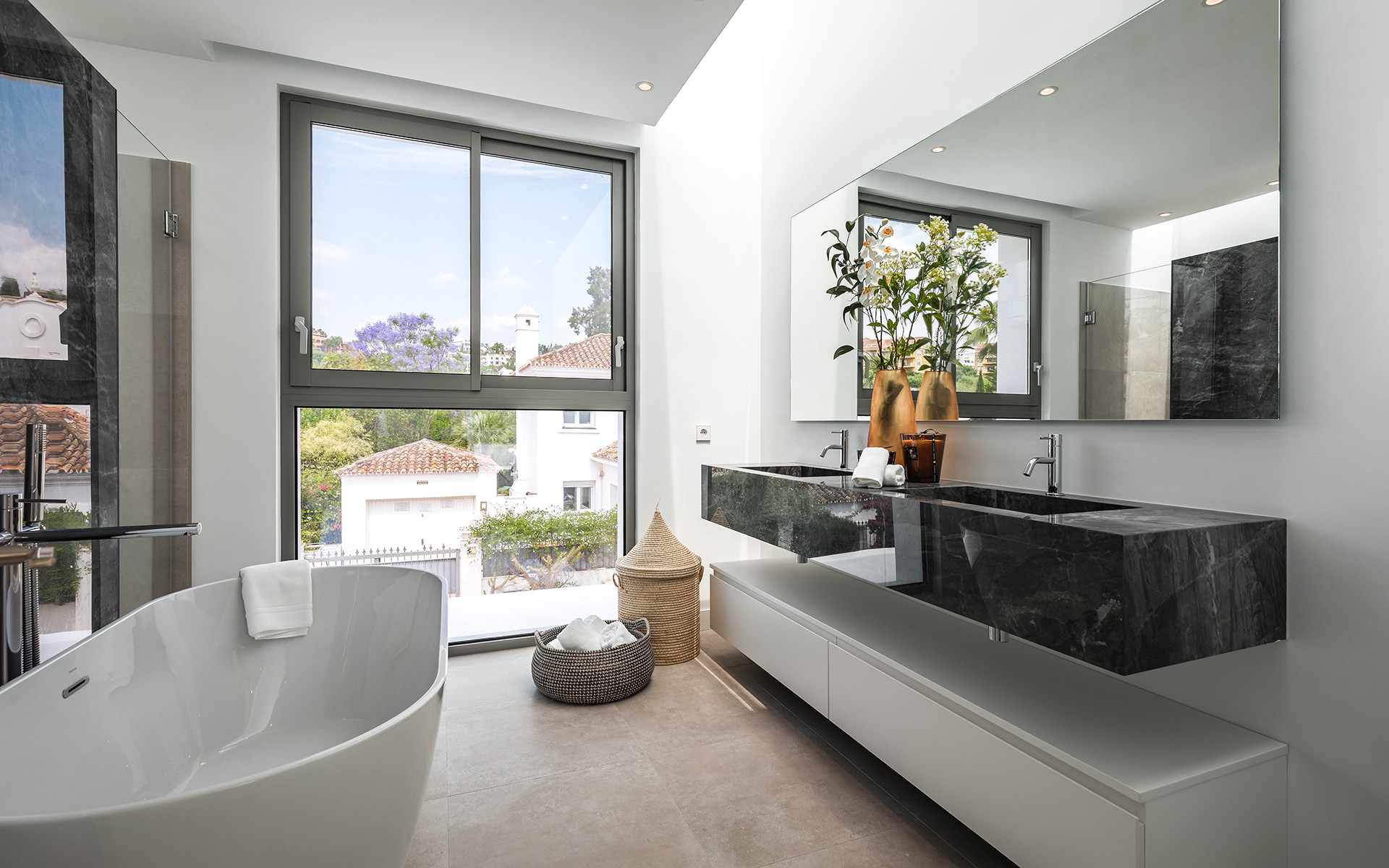 Elegant Contemporary Villa with 5 En-Suite Bedrooms in El Paraíso, New Golden Mile, Marbella · Photo 14