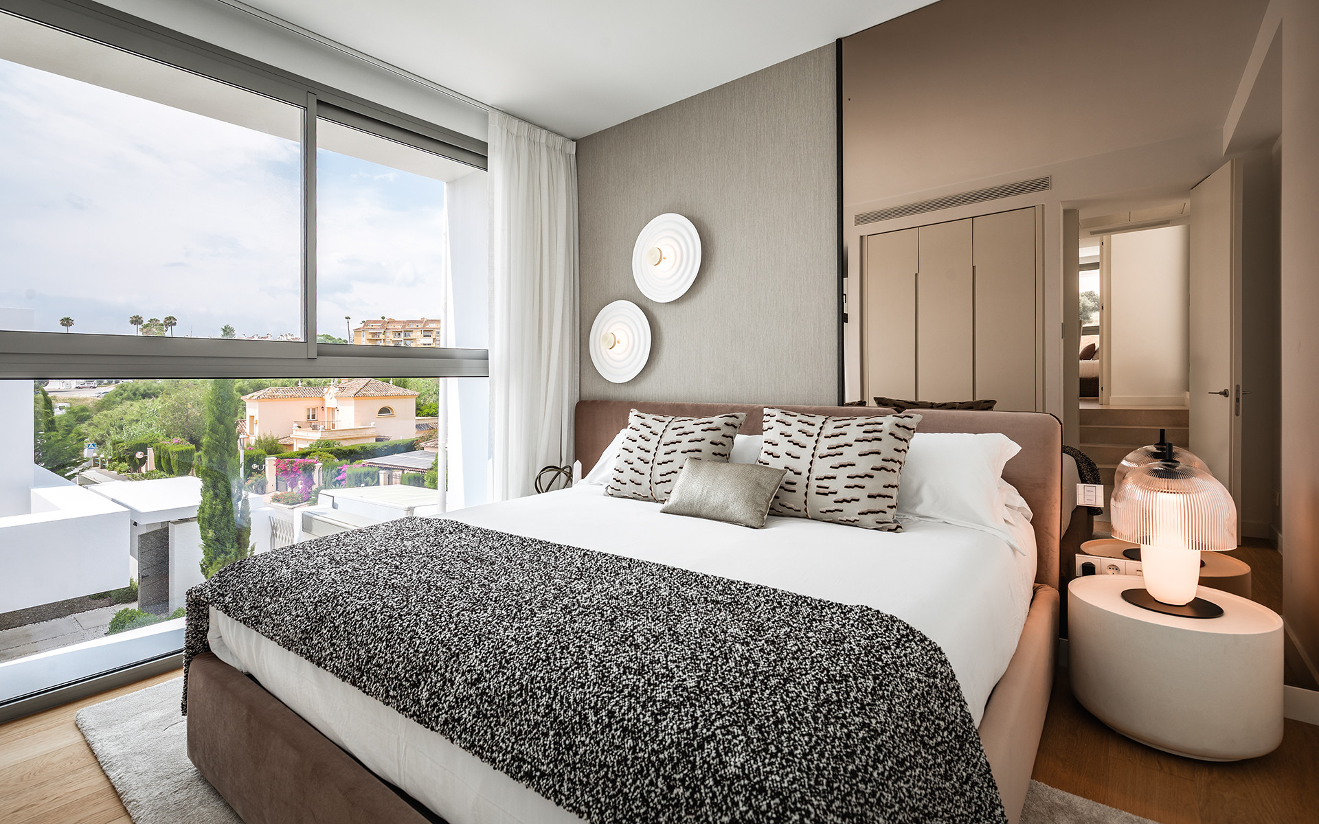 Elegant Contemporary Villa with 5 En-Suite Bedrooms in El Paraíso, New Golden Mile, Marbella · Photo 19