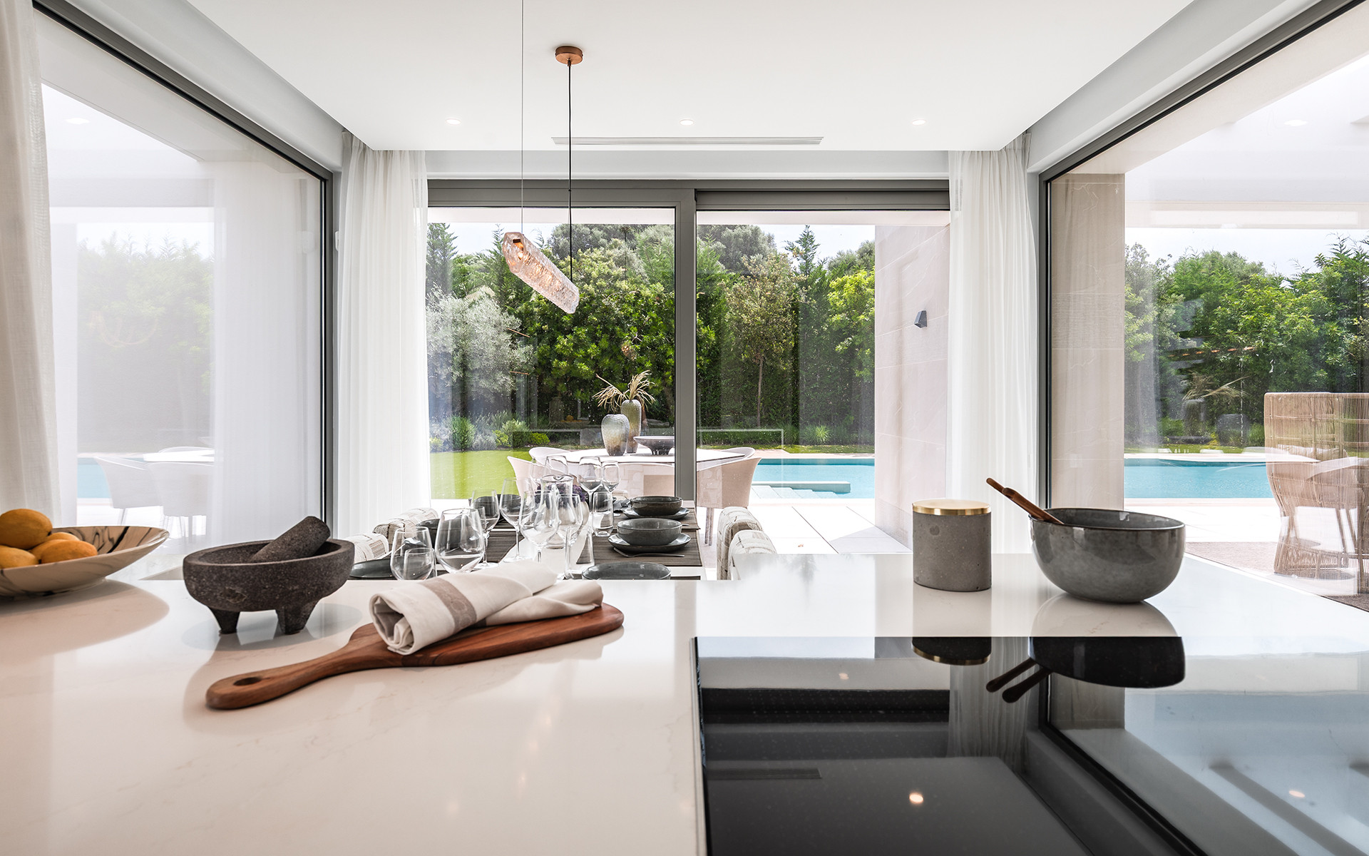 Elegant Contemporary Villa with 5 En-Suite Bedrooms in El Paraíso, New Golden Mile, Marbella · Photo 9