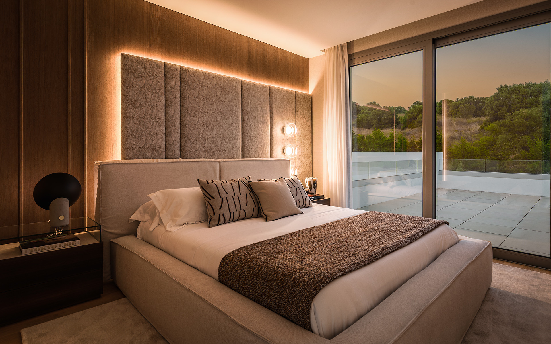 Elegant Contemporary Villa with 5 En-Suite Bedrooms in El Paraíso, New Golden Mile, Marbella · Photo 13
