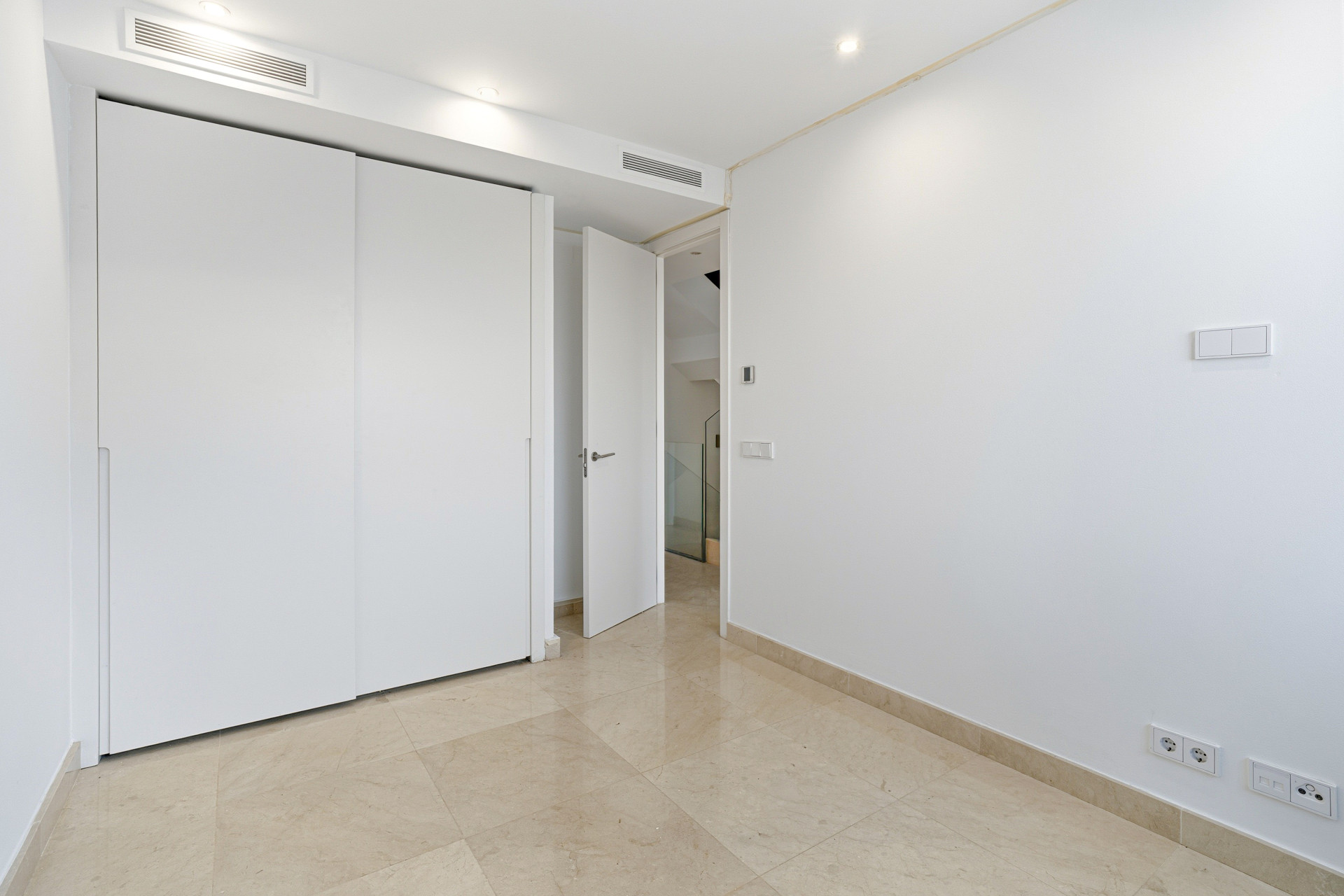 Exceptional four-bedroom townhouse located in an exclusive gated community in La Cala De Mijas · Photo 19