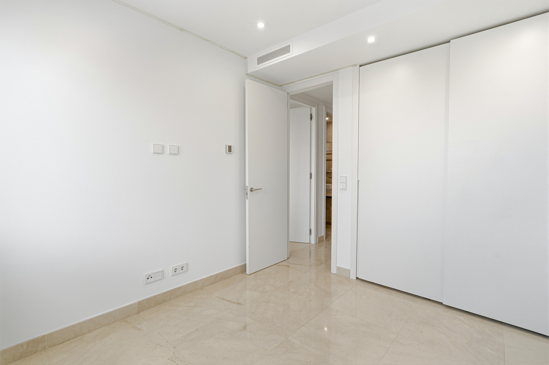 Exceptional four-bedroom townhouse located in an exclusive gated community in La Cala De Mijas · Photo 25