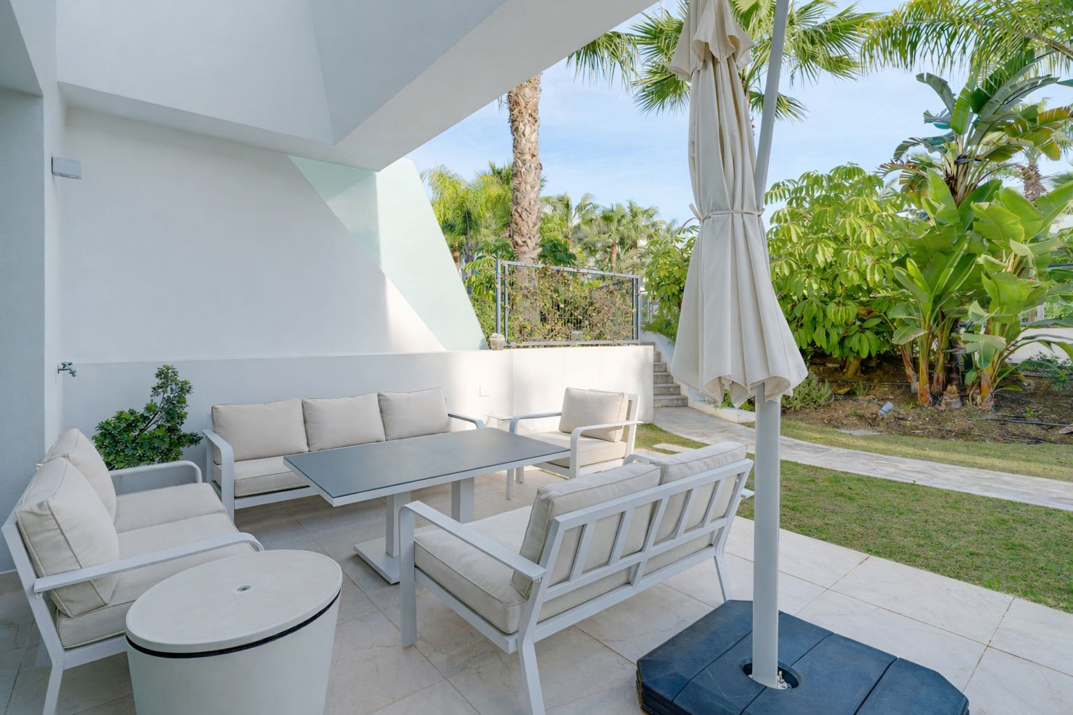 Exceptional four-bedroom townhouse located in an exclusive gated community in La Cala De Mijas · Photo 12