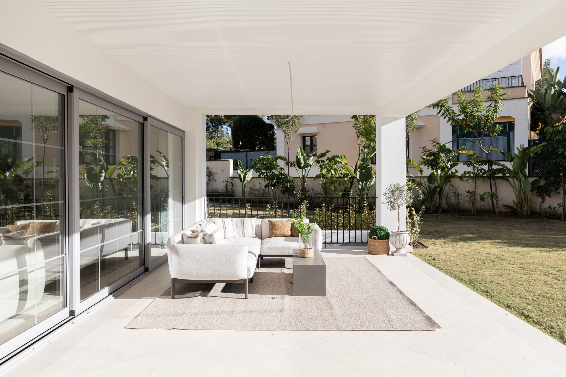 Refined contemporary residence set within the prestigious Los Arqueros community in Benahavís · Photo 34