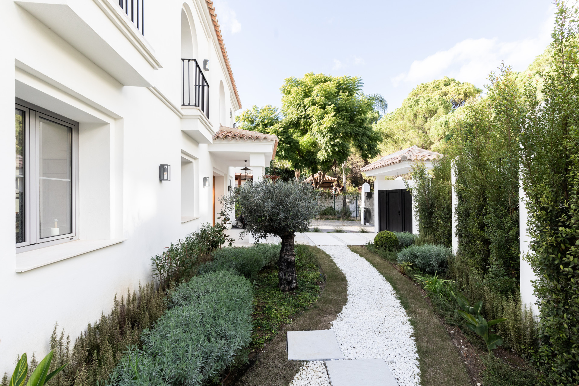 Refined contemporary residence set within the prestigious Los Arqueros community in Benahavís · Photo 38