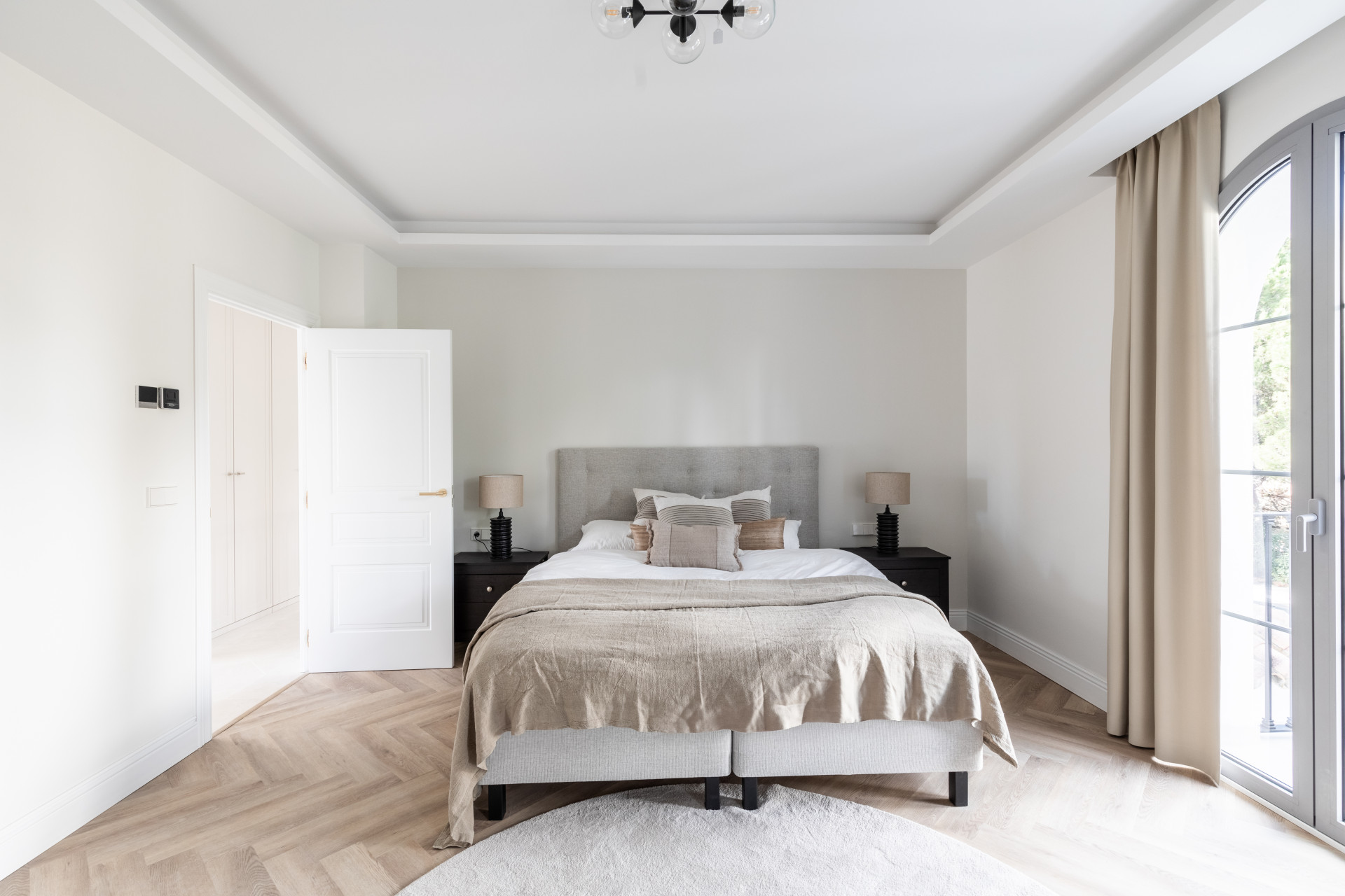 Refined contemporary residence set within the prestigious Los Arqueros community in Benahavís · Photo 17