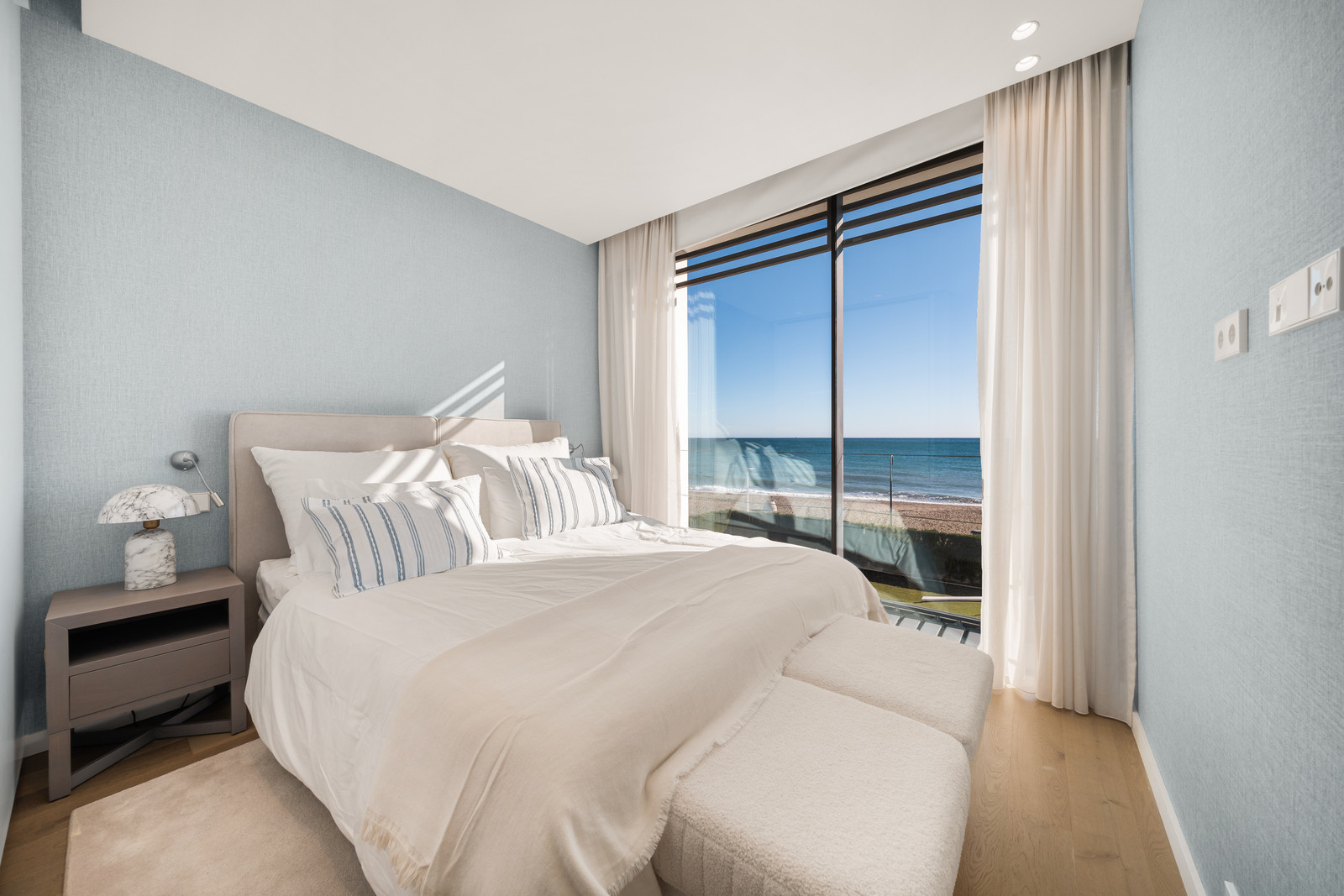 Contemporary Beachfront Masterpiece with Panoramic Sea Views – New Golden Mile · Photo 12