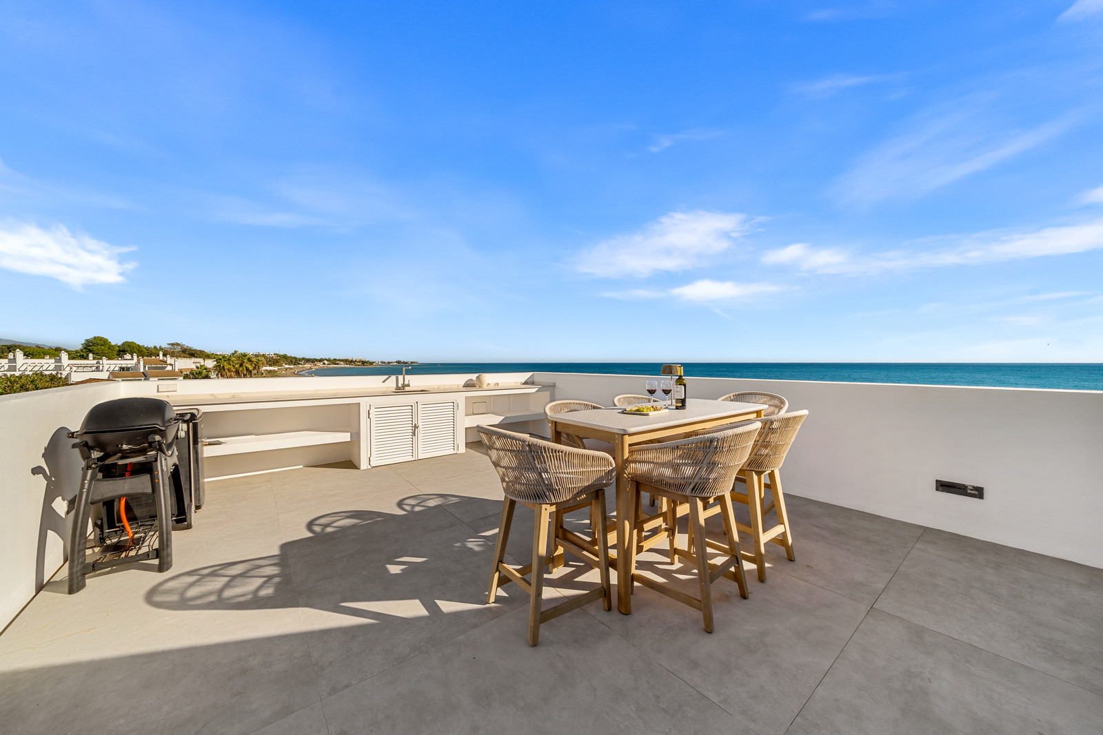 Contemporary Beachfront Masterpiece with Panoramic Sea Views – New Golden Mile · Photo 17