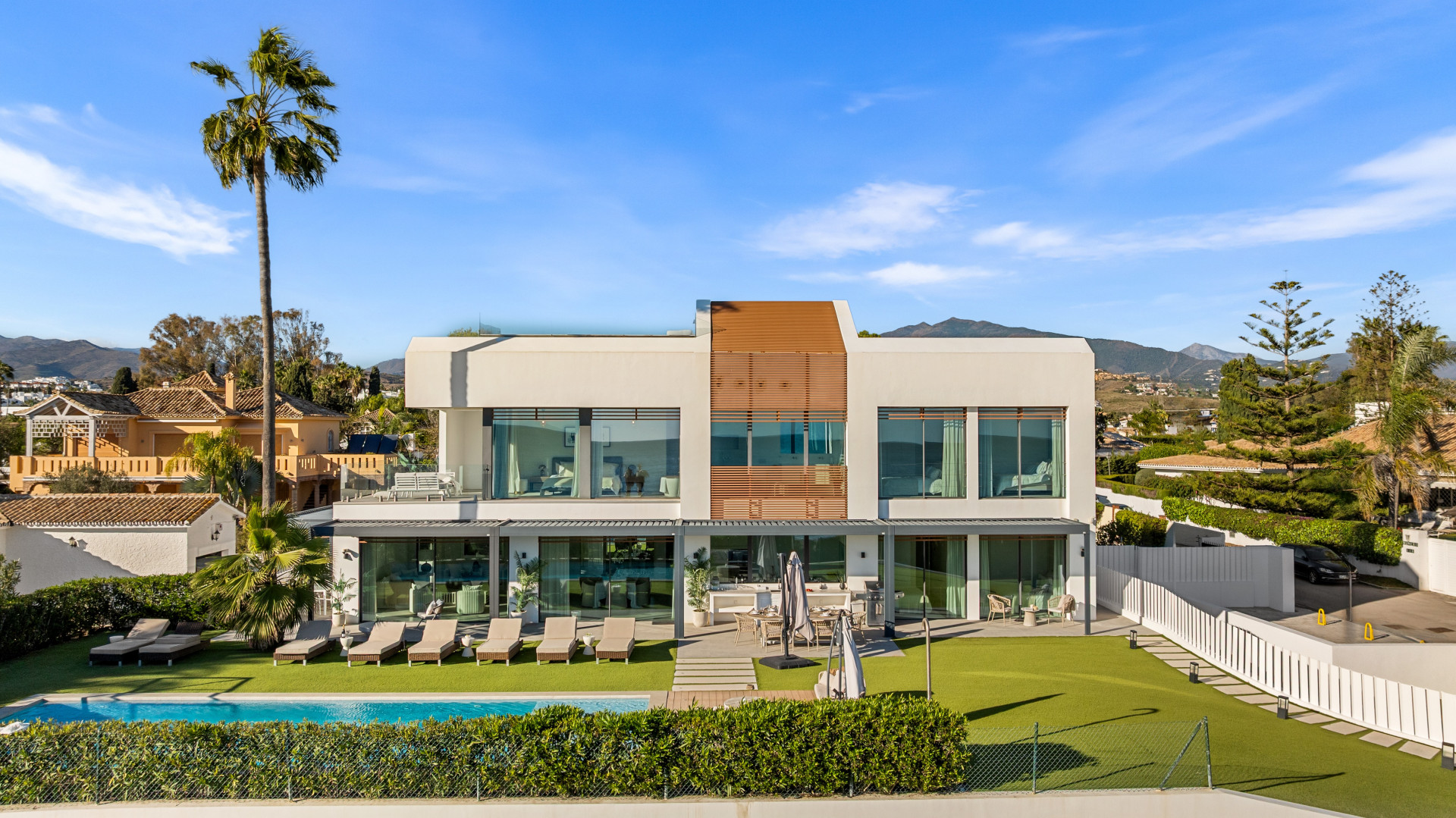 Contemporary Beachfront Masterpiece with Panoramic Sea Views – New Golden Mile · Photo 29
