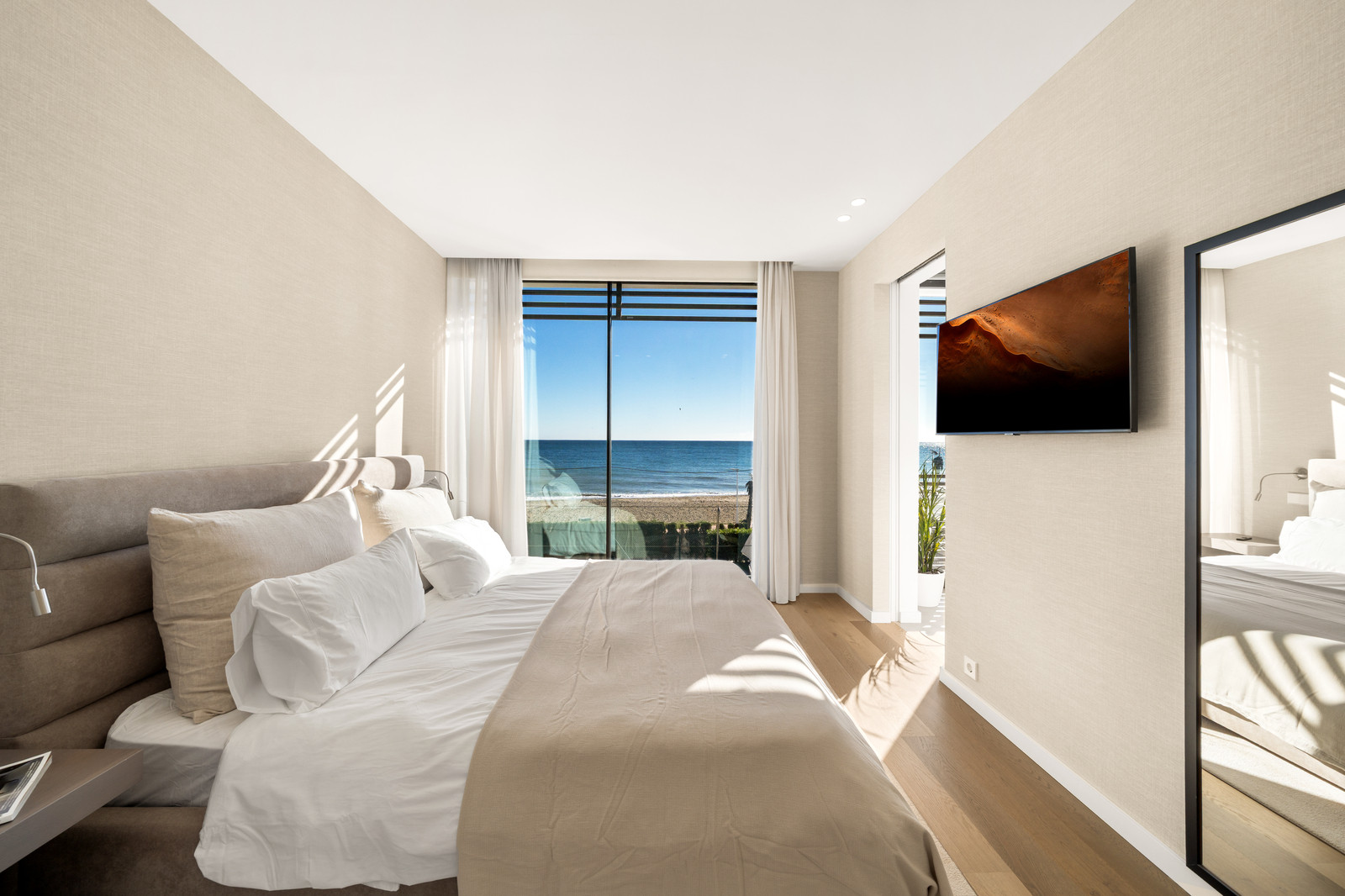 Contemporary Beachfront Masterpiece with Panoramic Sea Views – New Golden Mile · Photo 11