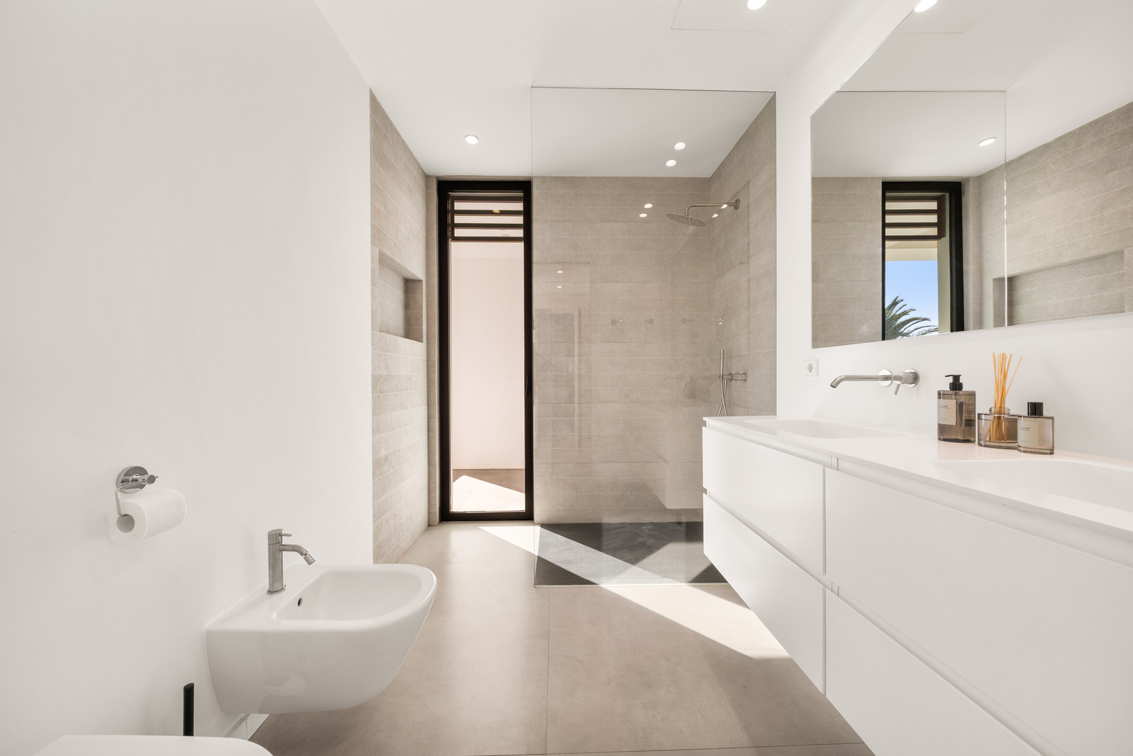 Contemporary Beachfront Masterpiece with Panoramic Sea Views – New Golden Mile · Photo 13