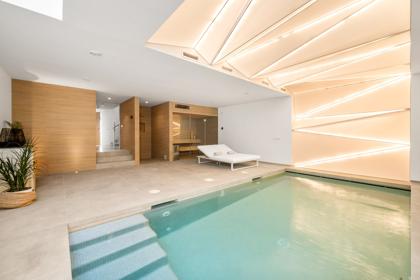 Contemporary Beachfront Masterpiece with Panoramic Sea Views – New Golden Mile · Photo 20