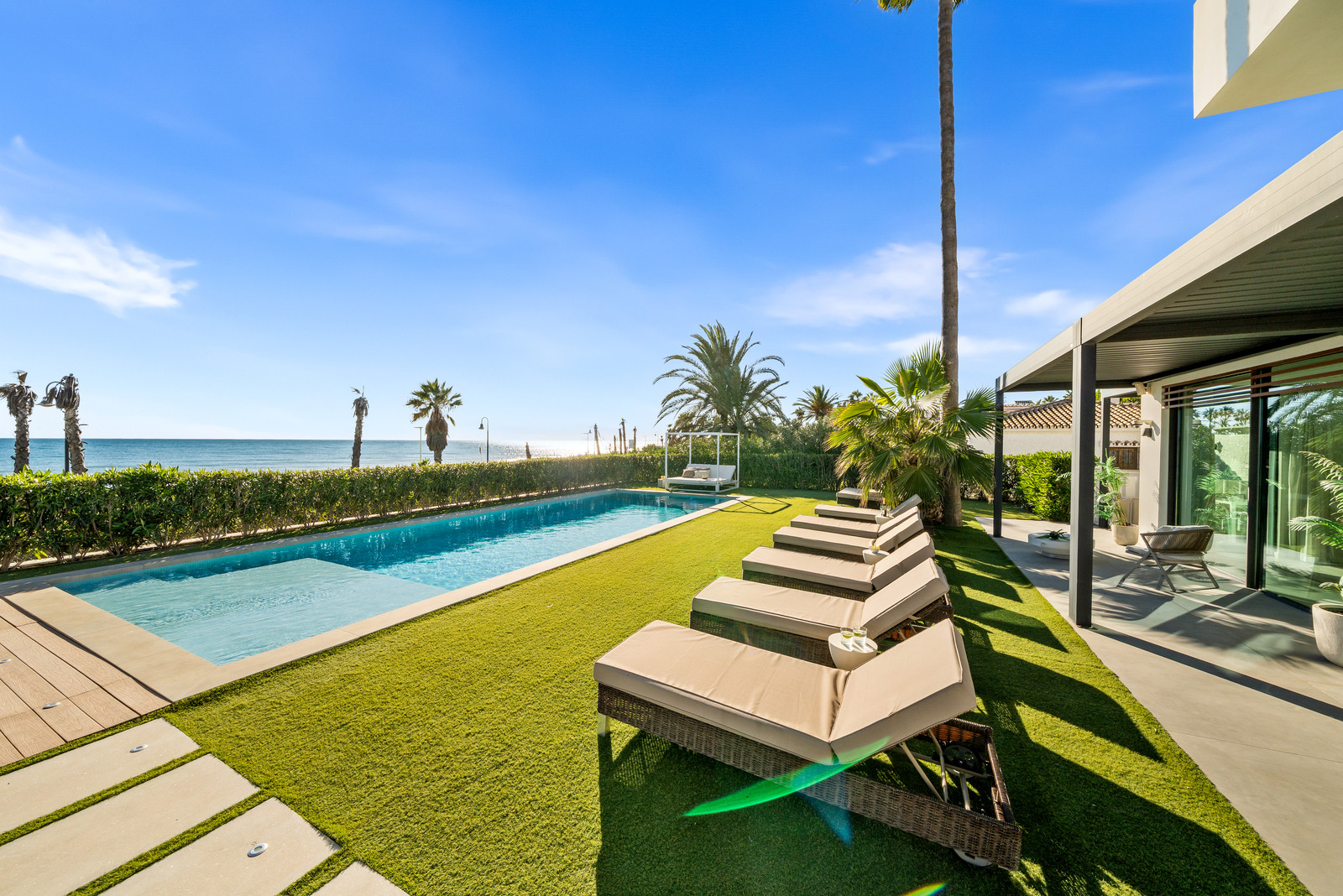 Contemporary Beachfront Masterpiece with Panoramic Sea Views – New Golden Mile · Photo 21
