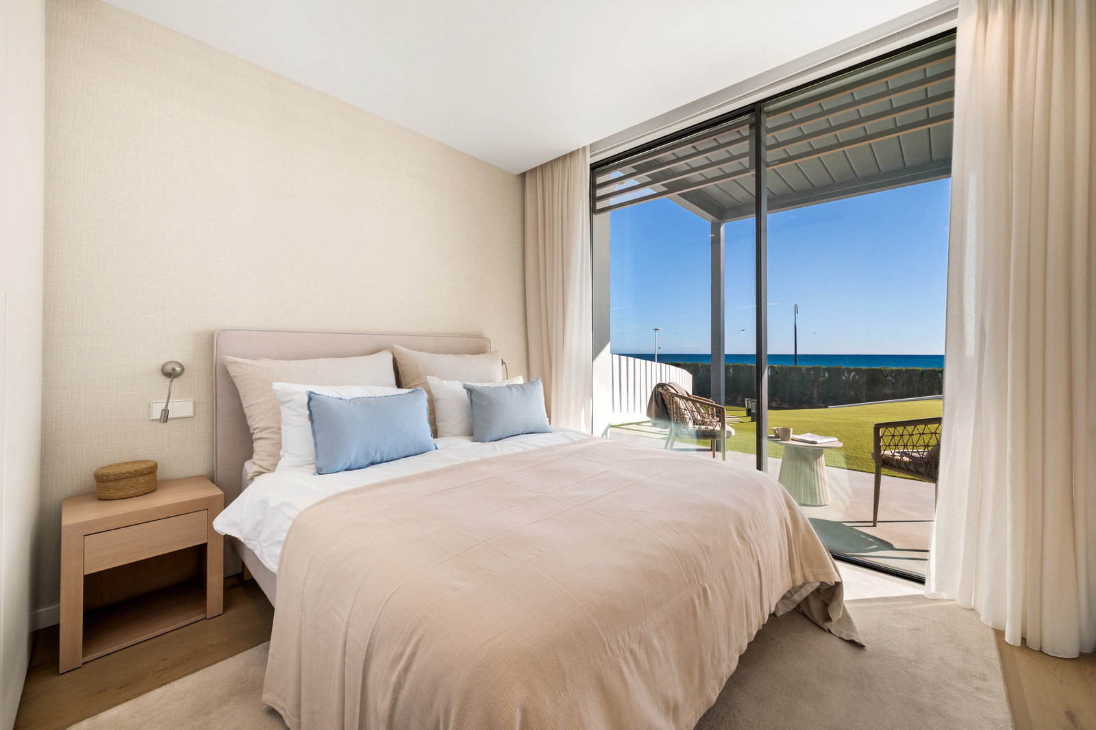 Contemporary Beachfront Masterpiece with Panoramic Sea Views – New Golden Mile · Photo 10