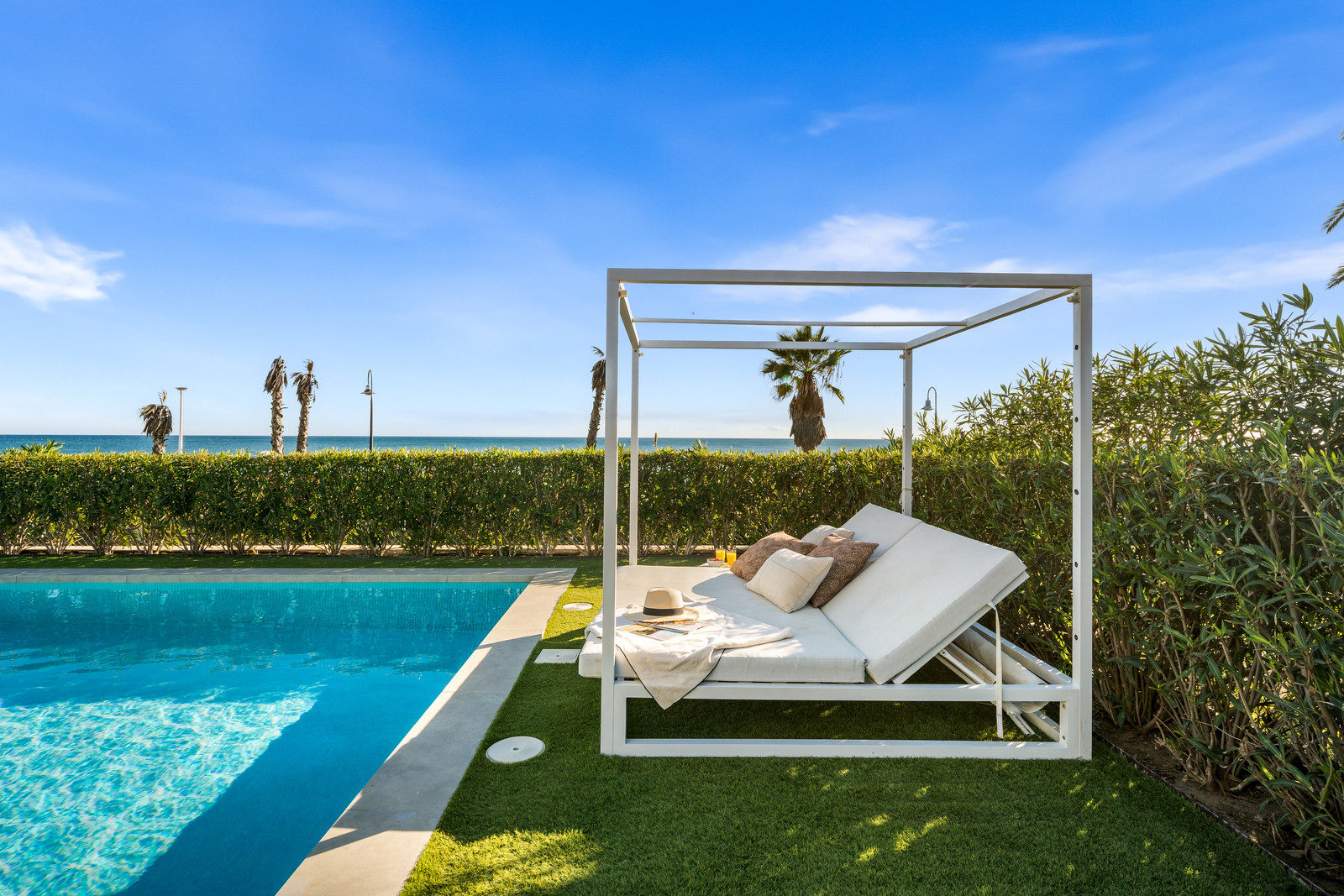 Contemporary Beachfront Masterpiece with Panoramic Sea Views – New Golden Mile · Photo 24