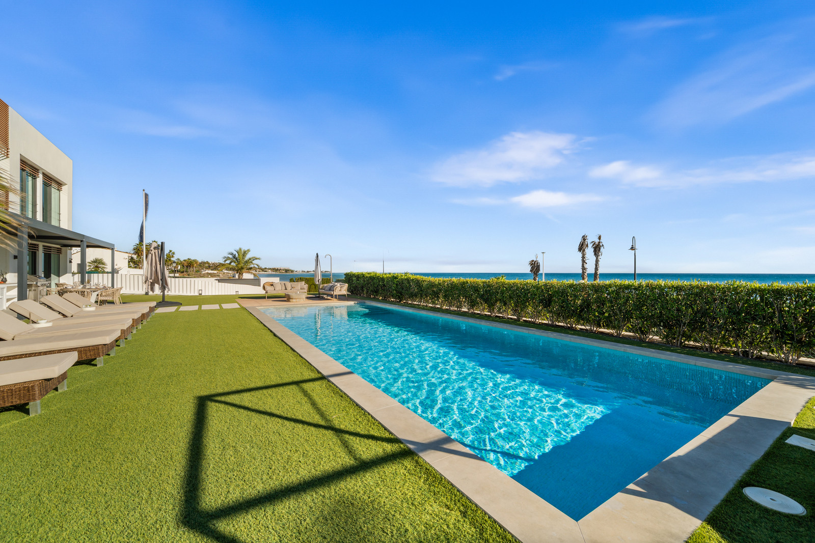 Contemporary Beachfront Masterpiece with Panoramic Sea Views – New Golden Mile · Photo 25