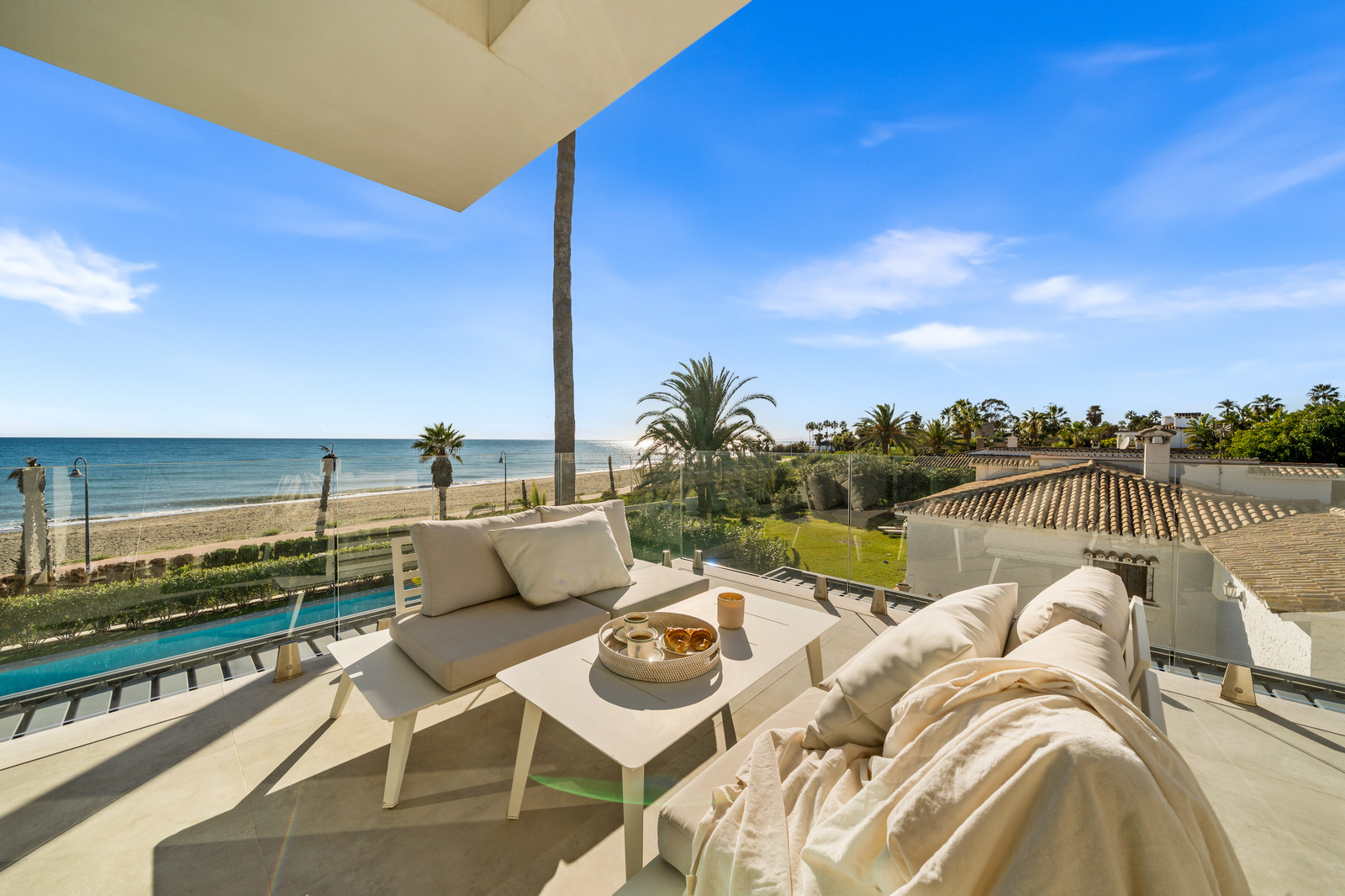Contemporary Beachfront Masterpiece with Panoramic Sea Views – New Golden Mile · Photo 19