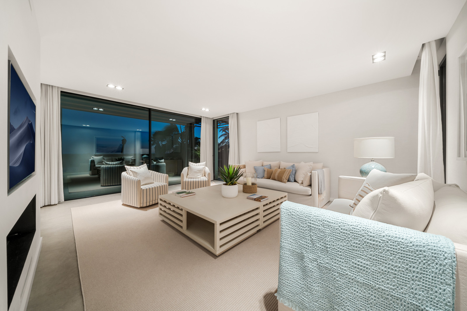 Contemporary Beachfront Masterpiece with Panoramic Sea Views – New Golden Mile · Photo 27