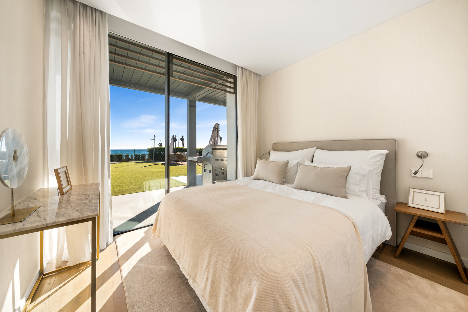 Contemporary Beachfront Masterpiece with Panoramic Sea Views – New Golden Mile · Photo 9