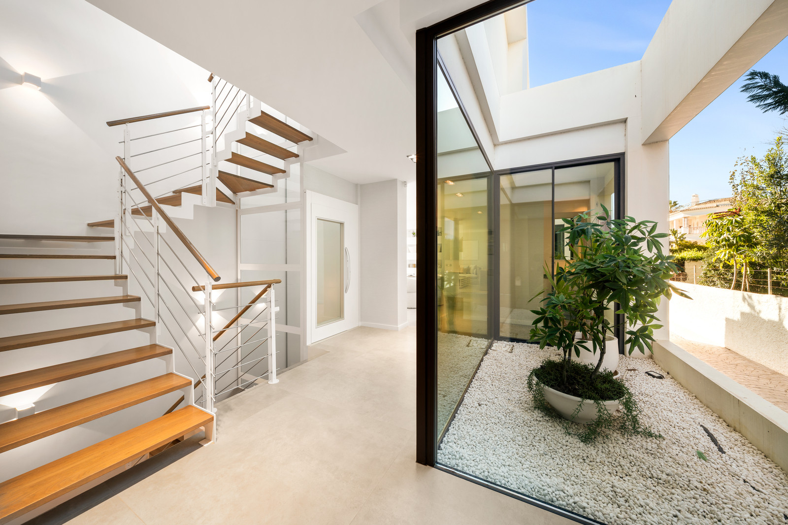 Contemporary Beachfront Masterpiece with Panoramic Sea Views – New Golden Mile · Photo 8