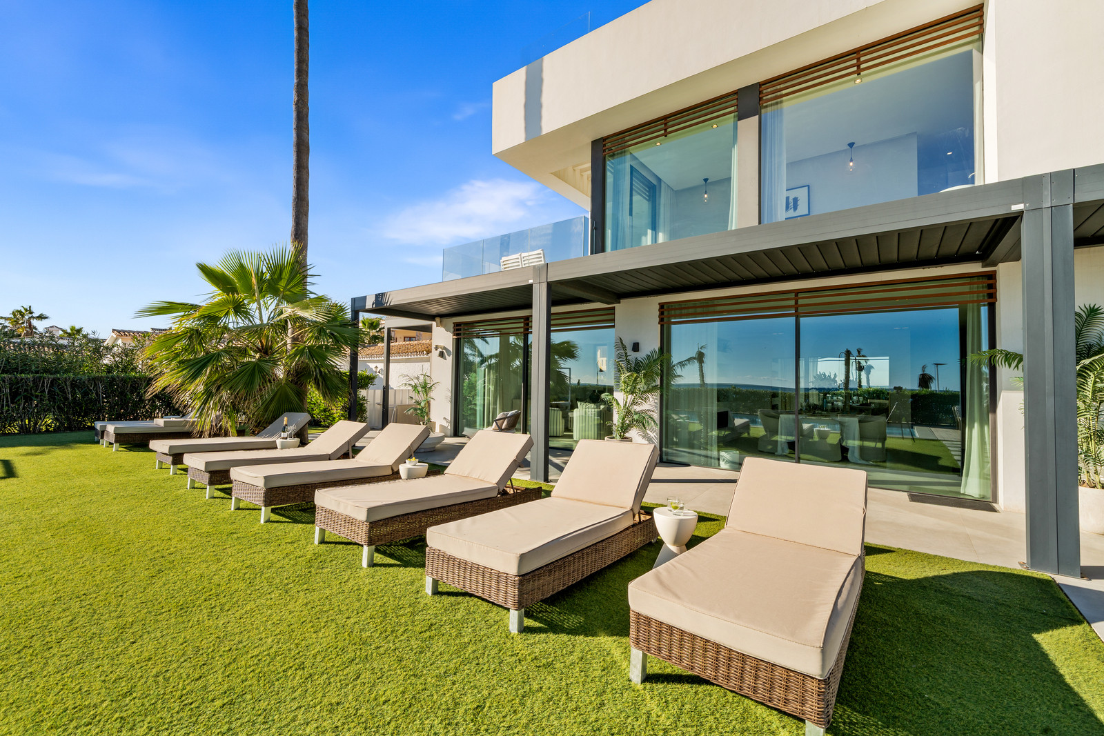 Contemporary Beachfront Masterpiece with Panoramic Sea Views – New Golden Mile · Photo 22
