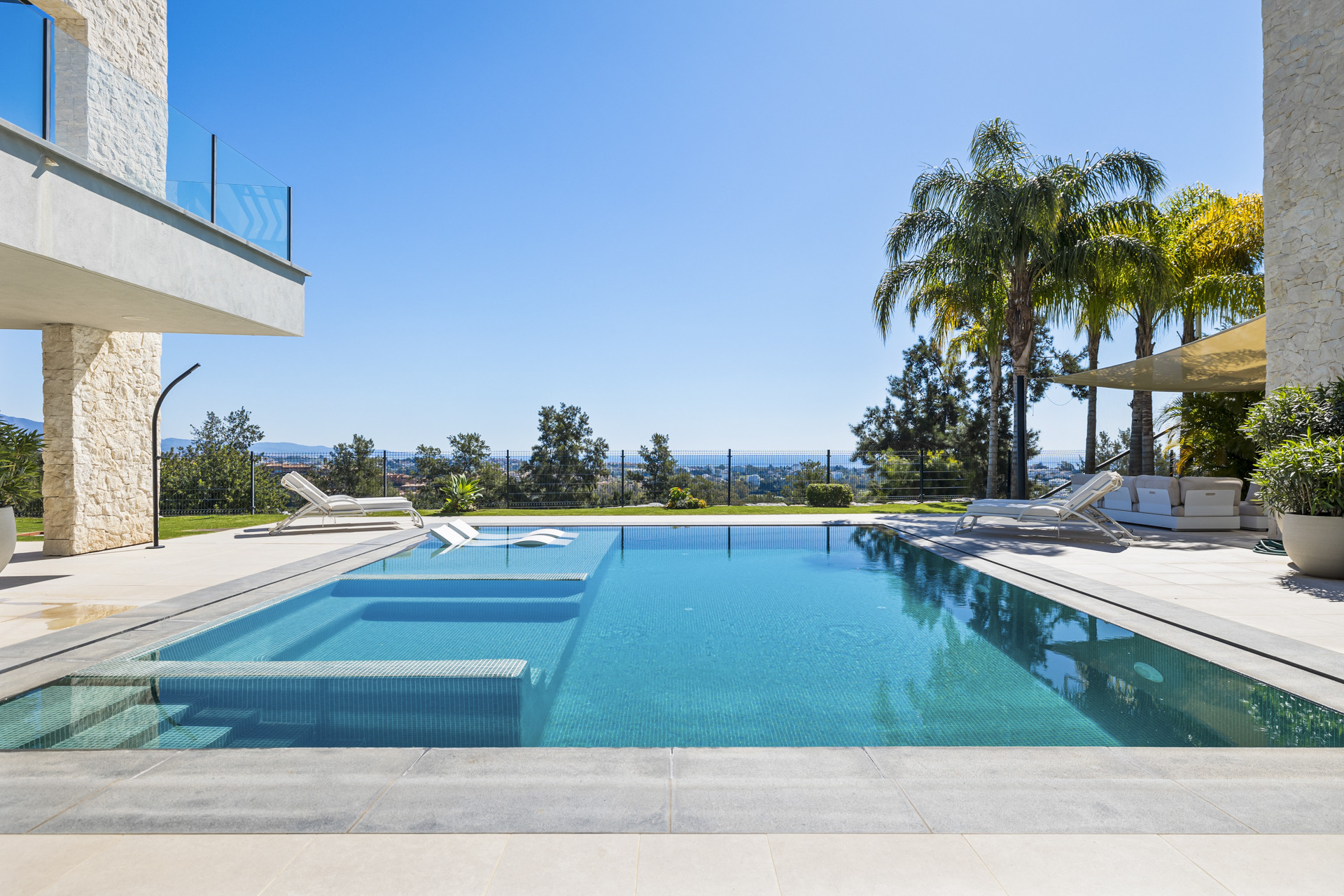 Panoramic Golf & Sea View Villa in Benahavís · Photo 43