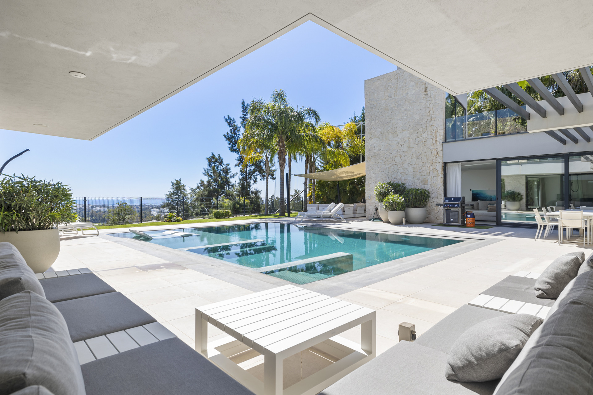 Panoramic Golf & Sea View Villa in Benahavís · Photo 12