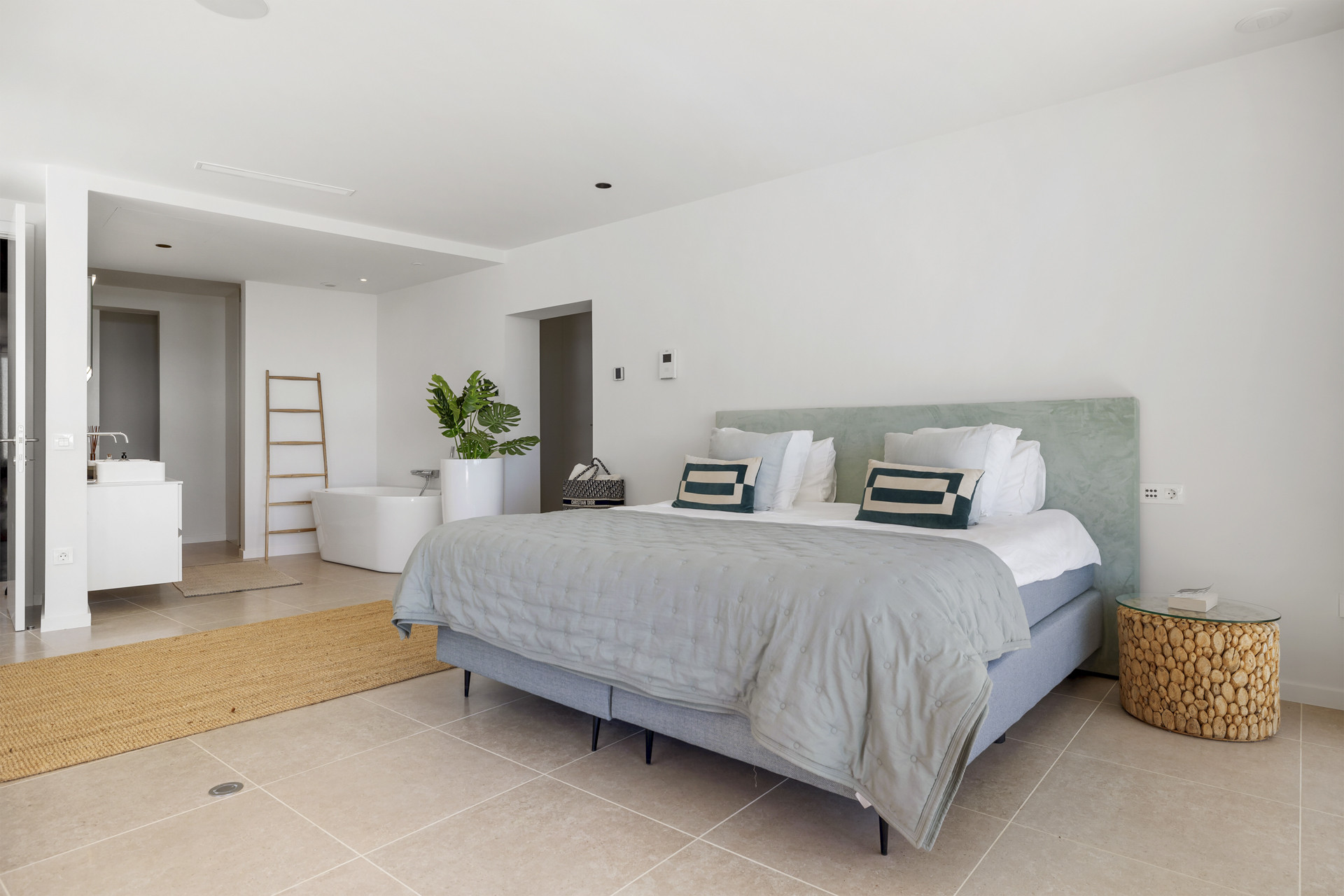 Panoramic Golf & Sea View Villa in Benahavís · Photo 13