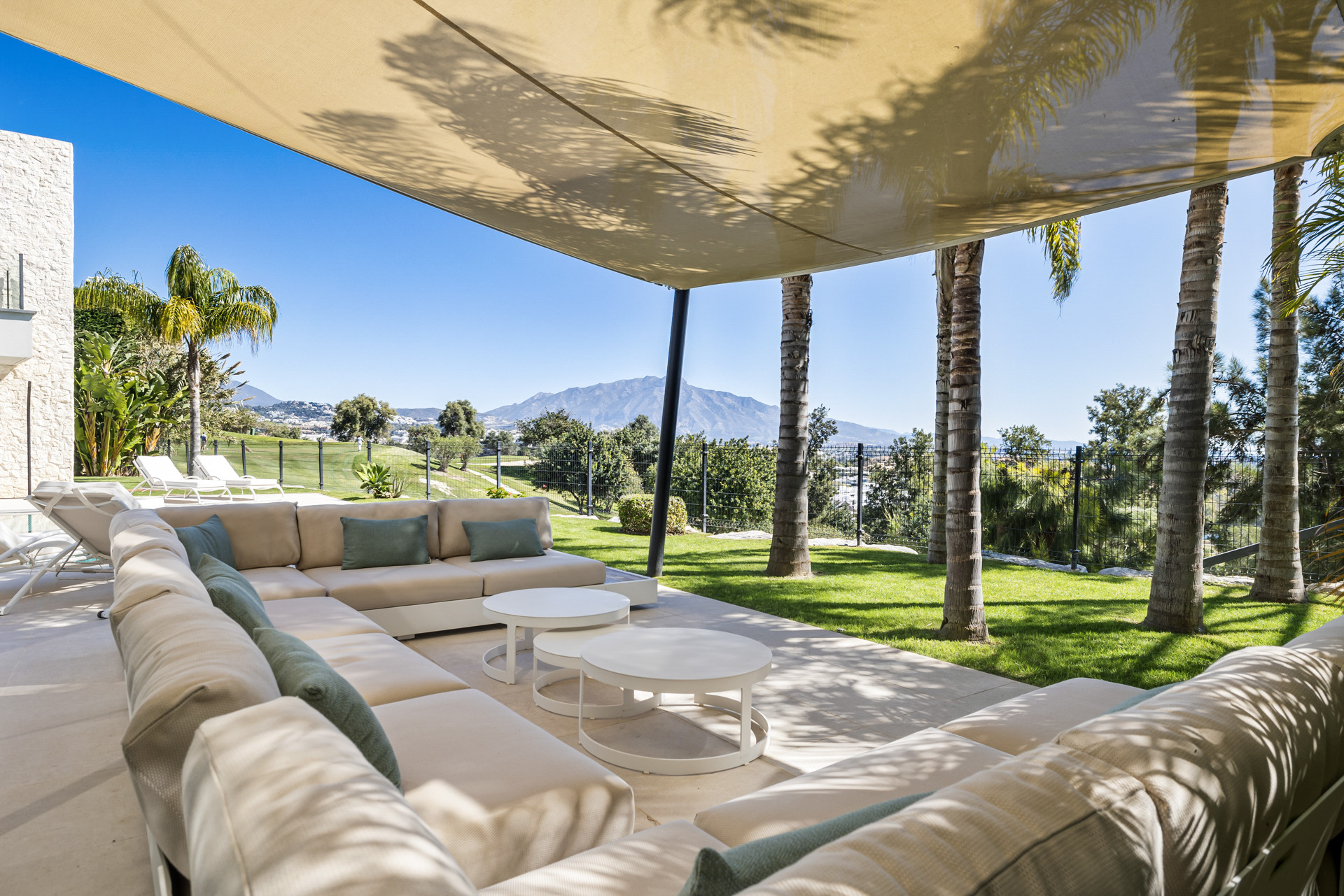 Panoramic Golf & Sea View Villa in Benahavís · Photo 36