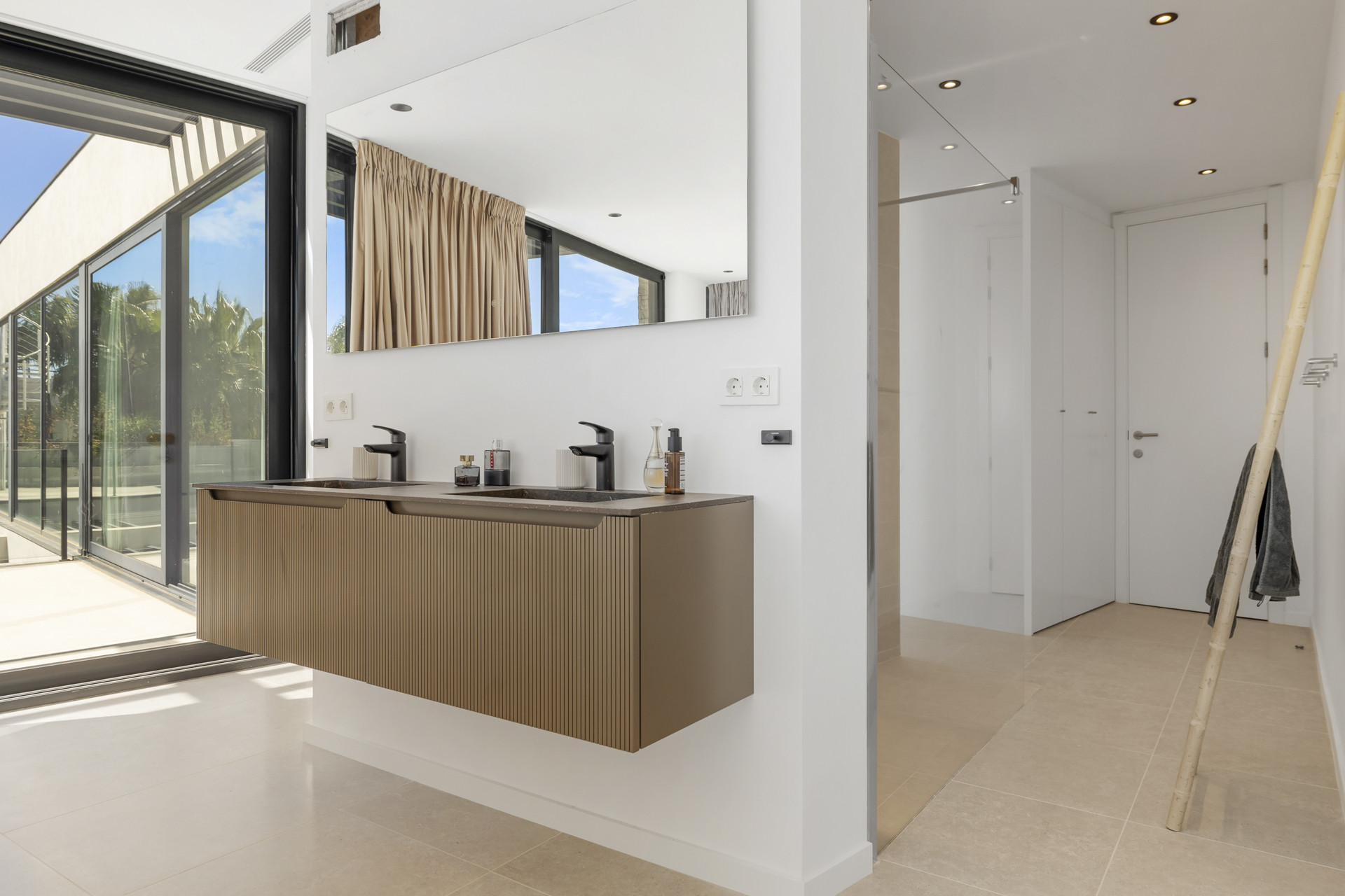 Panoramic Golf & Sea View Villa in Benahavís · Photo 29