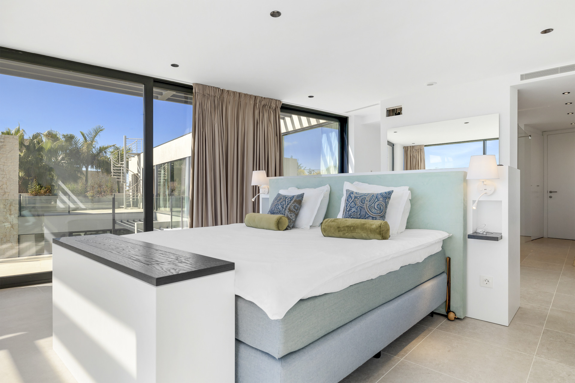 Panoramic Golf & Sea View Villa in Benahavís · Photo 21