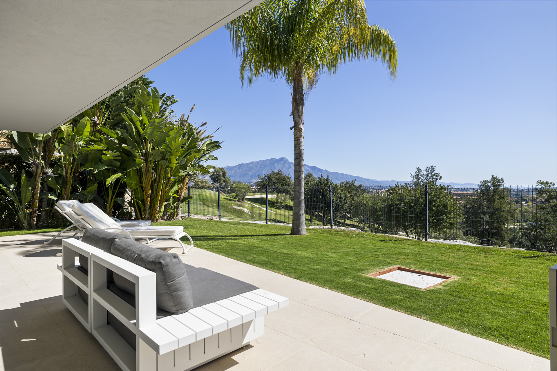 Panoramic Golf & Sea View Villa in Benahavís · Photo 37