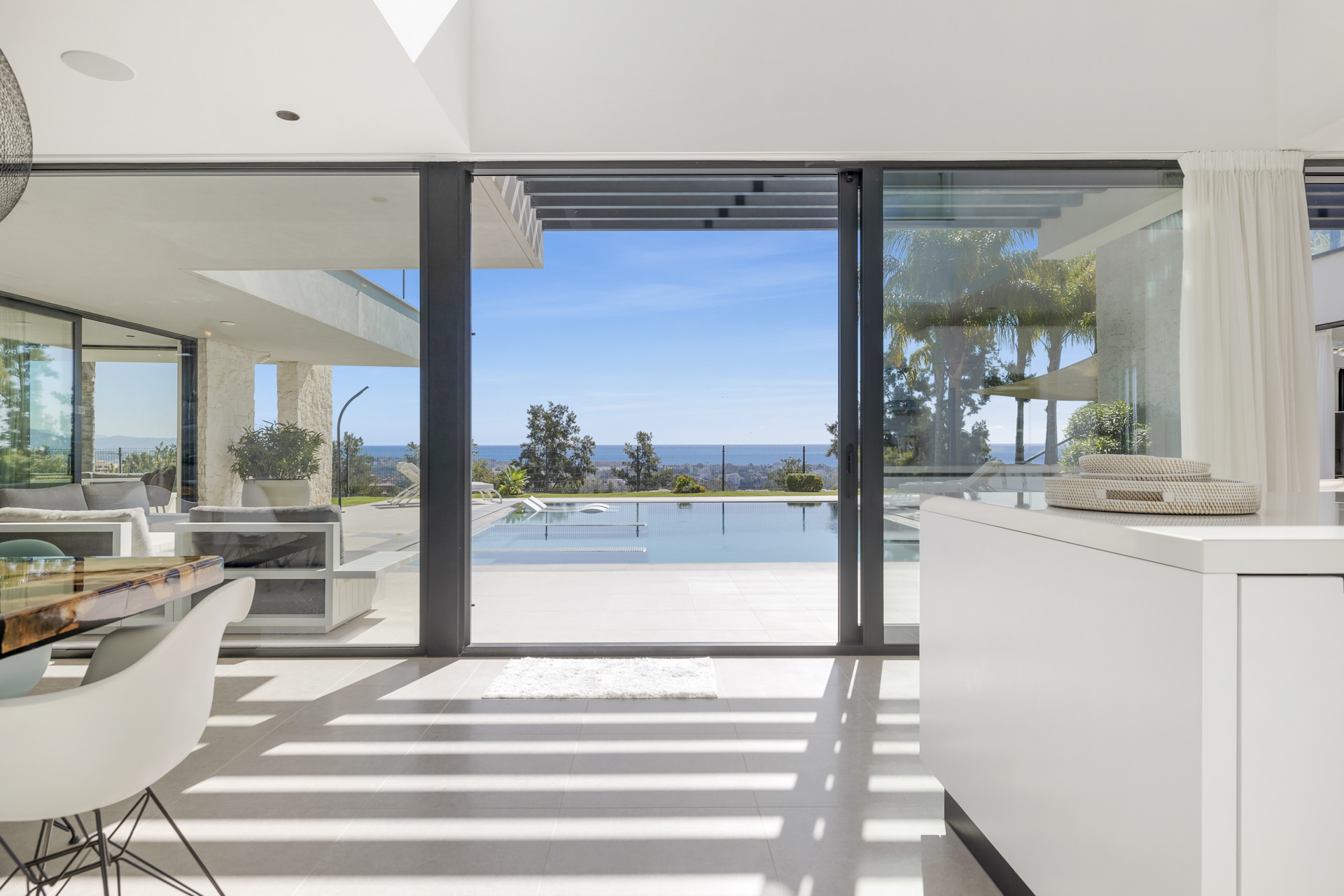 Panoramic Golf & Sea View Villa in Benahavís · Photo 11