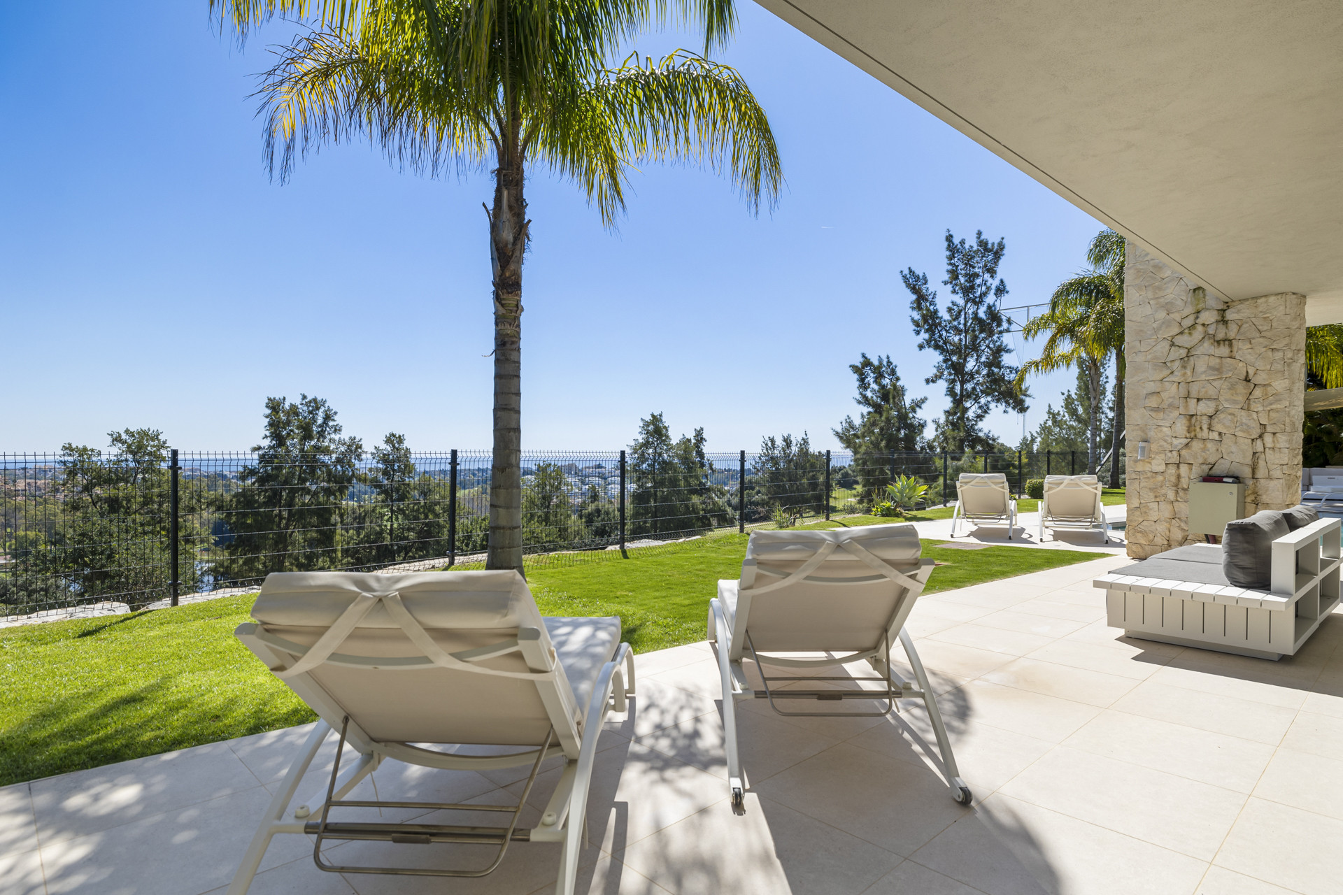 Panoramic Golf & Sea View Villa in Benahavís · Photo 16