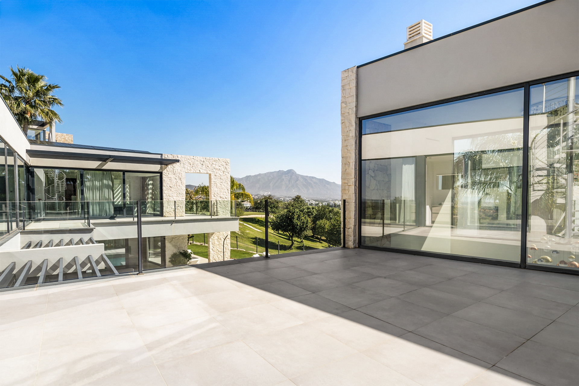 Panoramic Golf & Sea View Villa in Benahavís · Photo 34