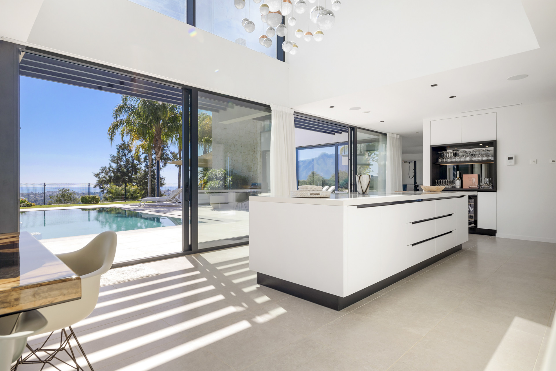 Panoramic Golf & Sea View Villa in Benahavís · Photo 10