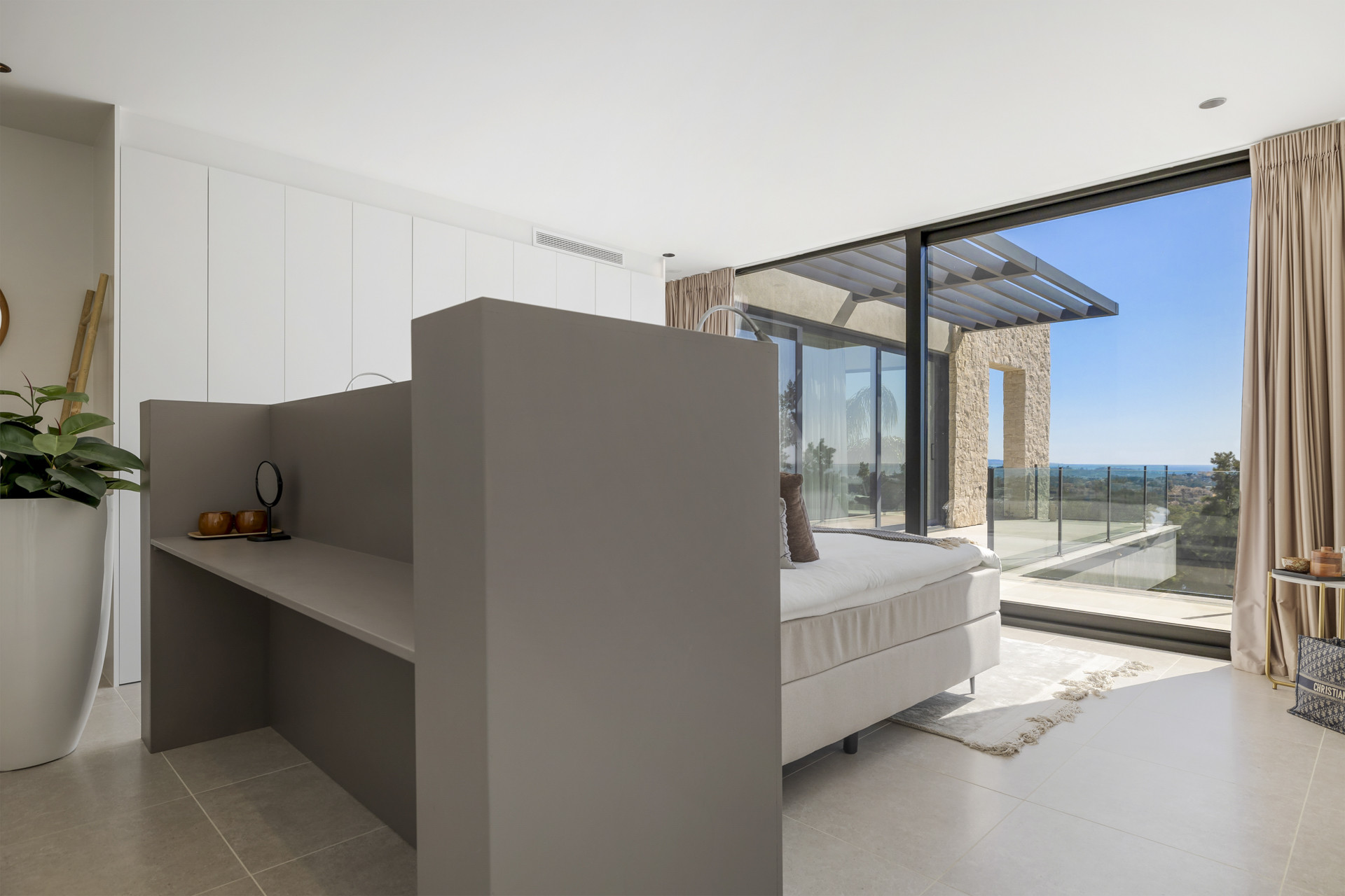 Panoramic Golf & Sea View Villa in Benahavís · Photo 18